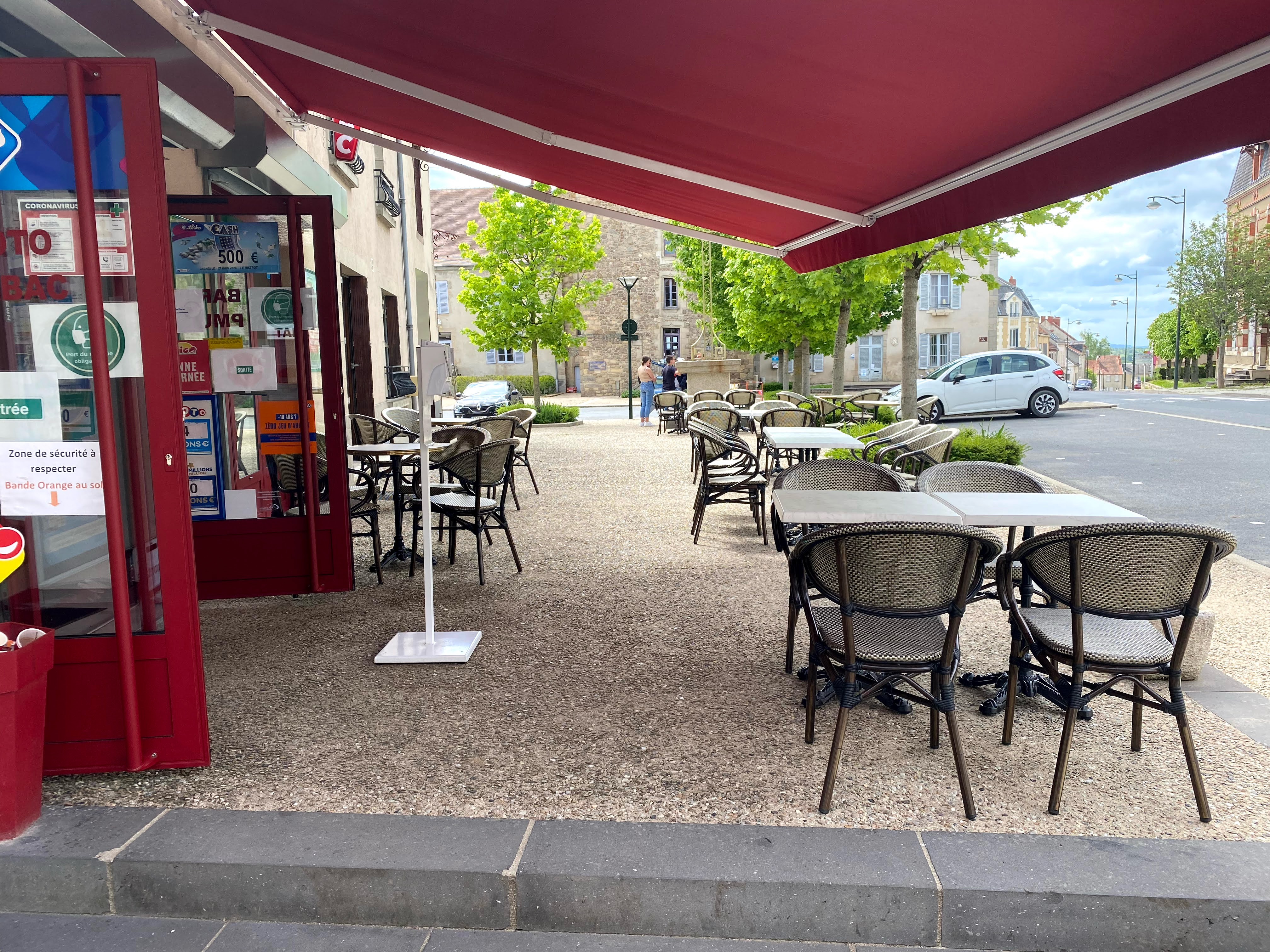 Bar tabac FDJ PMU 150000€ net vendeur 
Vente des murs également par SCI  75000€
Possibilité de développer de la restauration 
30 places assises + terrasse 34 places.
Situé en plein bourg avec places de stationnement.
Beaucoup de services :
Cabinet médical et infirmière, boucherie, boulangerie, pharmacie, centre de secours, collège, primaire, cabinet vétérinaires, station service, magasin de Lego, informaticien, magasin de vêtements, magasin de bricolage, magasin Vival, cave a vin, coiffeuses (2),