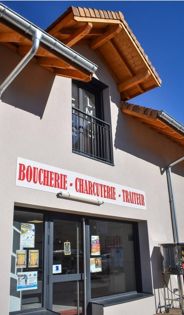 Très belle boucherie/Charcuterie/Traiteur située au coeur d'une station de ski familiale réputée.
Commerce moderne, locaux récents (83 m2), agencement complet (surface commerciale et laboratoire). Affaire idéale pour couple professionnel en recherche d'un cadre de vie idéal et performance commerciale assurée (sans concurrence. Clientèle fidélisée locaux et touristes)
CA moyen :518000€....Marge brute :36%....EBER: 100 000€
Bail commercial échéance 2029...
Loyer mensuel: 713€HT+ Charges(650€/An)