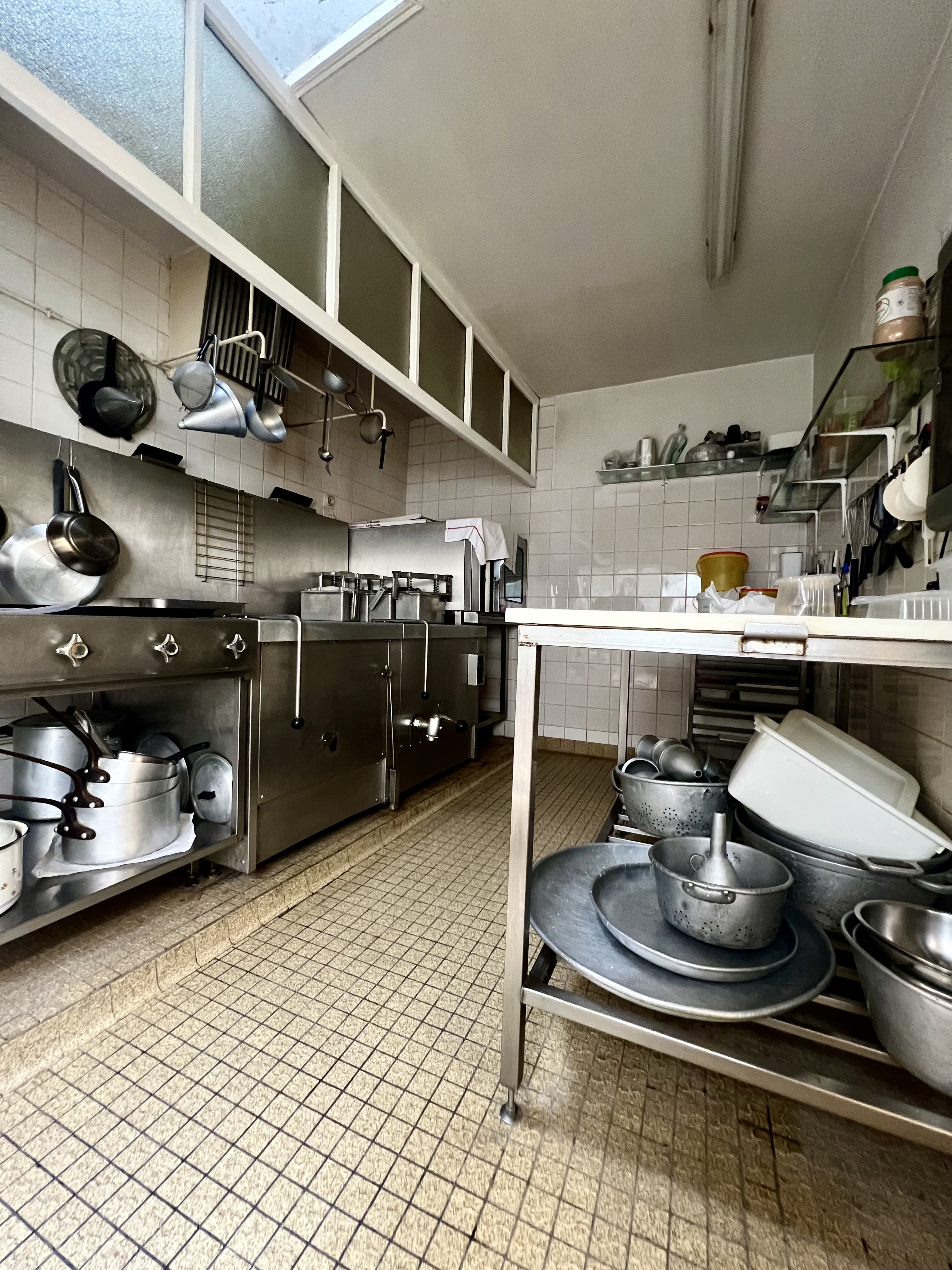 🌿Au cœur du Parc Naturel Régional de la Brenne, à vendre cause retraite, un fonds artisanal de boucherie-charcuterie-traiteur. 
Il s'agit de la dernière boucherie traditionnelle de la commune.  

⭐️Etablissement renommé pour son savoir-faire et la qualité de ses produits.  
⚠️ CA moyen sur les 3 derniers exercices : entre 350 et 400k€ !  
📍Bel emplacement commercial en centre-ville, à proximité d'autres commerces, stationnement juste devant. Vente 100% en magasin.  

🏠Les locaux professionnels se composent : d'une boutique de 26 m², une arrière-boutique de 30 m², un laboratoire boucherie de 6 m², un laboratoire charcuterie de 18 m², 2 chambres froides de 2.5m² chacune.  

💰Murs à louer 650 €/mois.  
🔝Matériel professionnel en bon état, entretenu, révisé et régulièrement renouvelés : chambre froide, vitrines réfrigérées, piano, hachoir, four, etc.  

🧑🏽‍🍳Effectif : le gérant + 1 salarié temps complet en vente + 1 salarié temps partiel en aide-cuisine. 
Les salariés ne sont pas à reprendre.  

✨Clientèle fidèle de particuliers locaux et résidents secondaires. Potentiel de développement sur l'activité traiteur.

Photos et renseignements par mail ou téléphone.