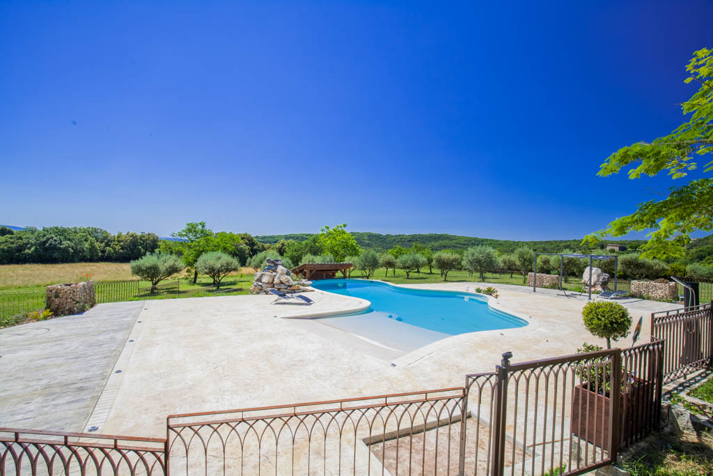 Propriété de 36 hectares avec un Mas en pierre de 740 m², rénover 2x pompes a chaleurs, 36 panneaux photovoltaïques, 10 pièces, 6 chambres, 5 salle de bains, possibilités d'agrandir les chambres d'hôtes, possibles de recevoir pour les mariages est évènements. pour tous renseignements supplémentaires tel: 06.13.94.12.59 ou mail: lemasdelouise30@gmail.com (prix sans frais d'agences)