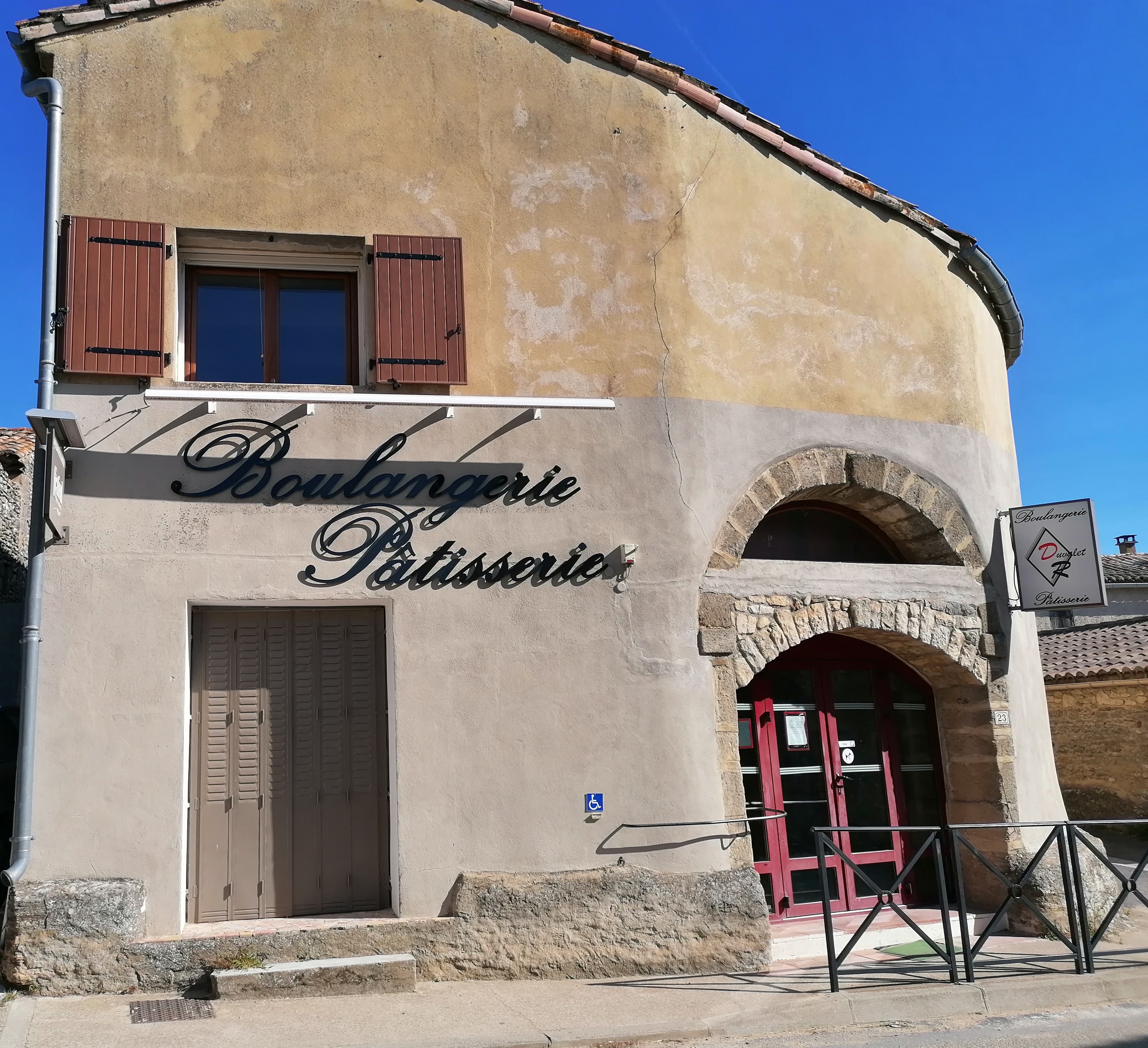 Vend fond de commerce dans un village dynamique situé à saint Laurent de la Vernede à 15 minutes d'Uzès, 
Aucune concurrence a proximité

La boulangerie ce compose d'un magasin de 31 m2 rénové en février 2025  il comprend une vitrine négative a gâteaux et une vitrine a boissons, dune vitrine sèche et positive.
D'un fournil de 40 m2 avec comme équipement  une diviseuse, une façonneuse, un pétrin, un batteur, une chambre de pousse, un laminoir  et d’un four tous en très bonne état et d'un labo pâtissier 15 m2  loyer de 800 euro

Appartement situé au dessus de la boulangerie (cuisine salle à manger, 2 chambres, une salle de bain) loyer de 300E 
CA en consente évolution
Idéale pour première installation en couple 
Pour plus de renseignement veuillez nous contacter
Curieux s'abstenir