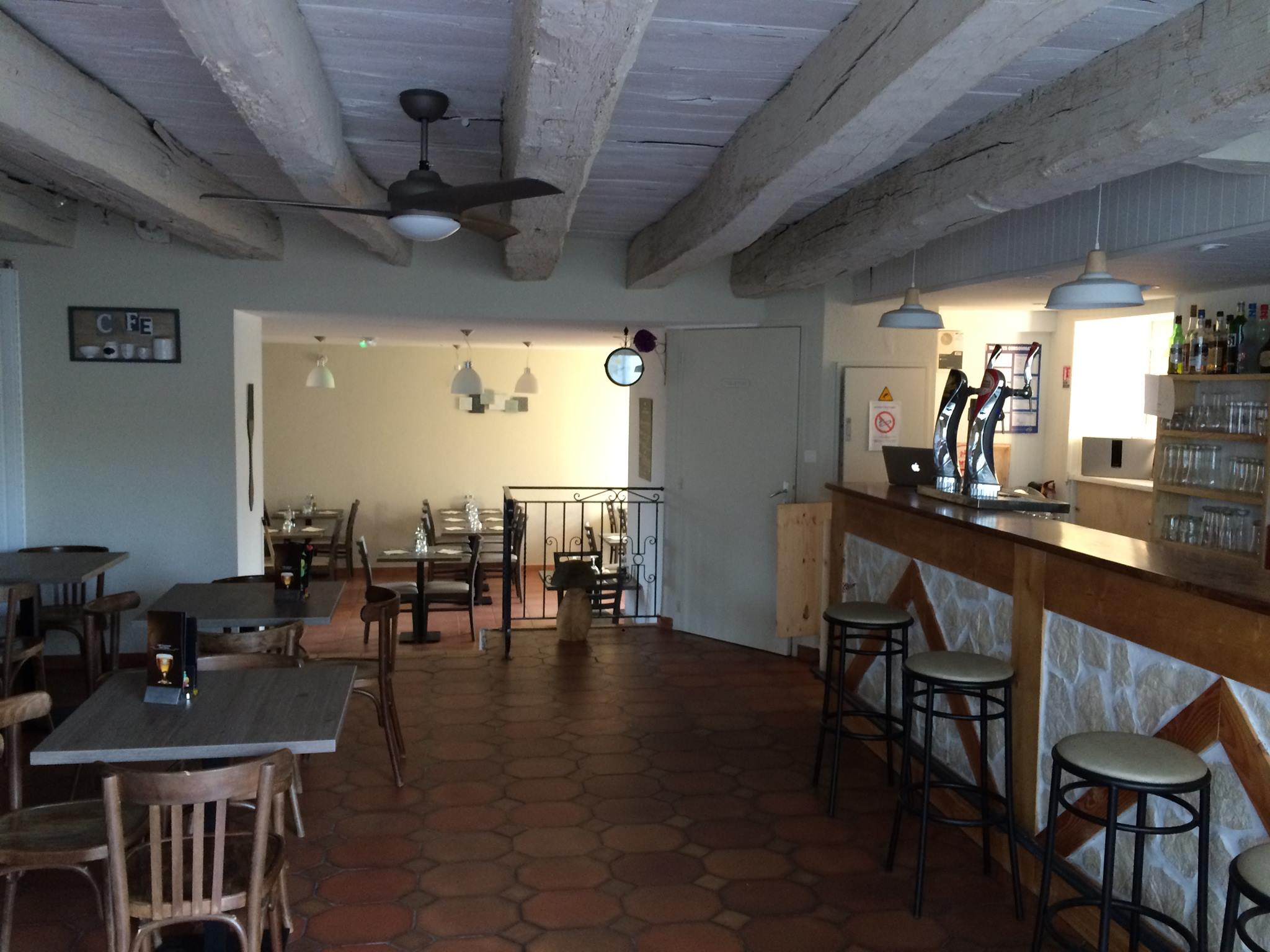 A LOUER BAR-RESTAURANT A LACROPTE,COMMUNE RURALE DE 700 HABITANTS, SITUE AU CENTRE DU BOURG ET EN FACE D'UNE FUTURE BOULANGERIE. CAPACITE DE 50 COUVERTS ENVIRON
POTENTIEL DE CLIENTELE IMPORTANT.
APPARTENANT 3 CHAMBRES ET GRANDE SALLE A L'ETAGE.
NOUS SOMMES A VOTRE DISPOSITION POUR TOUTES VOS QUESTIONS