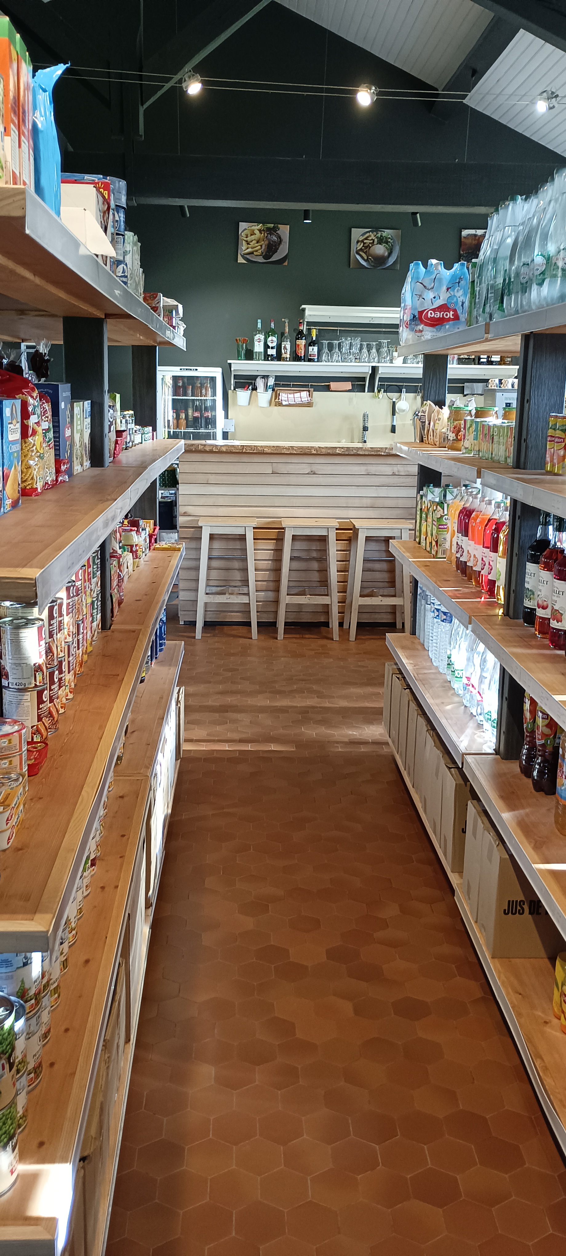 Belle opportunité de reprise au cœur du Parc naturel régional Livradois-Forez, en Auvergne : multiservices, épicerie et bar rural avec la possibilité de développer une activité de restauration, idéalement situé au centre du village de Sauvain, sur la place de la mairie. L’établissement bénéficie d’un parking et de terrasses à proximité immédiate de l’école, d’une belle vue dégagée ainsi que d’un accès direct à une aire de jeux.

Au sein de Loire Forez Agglomération et au cœur du Parc naturel régional Livradois-Forez, la commune de Sauvain séduit par son environnement préservé, son authenticité montagnarde et sa qualité de vie. Ce village à taille humaine, situé à plus de 900 mètres d’altitude, offre un cadre paisible et verdoyant, apprécié pour ses paysages ouverts, ses forêts et ses grands espaces propices aux activités de pleine nature.

Berceau de la Fourme de Montbrison, Sauvain bénéficie d’une identité locale forte, profondément attachée à son patrimoine pastoral, à son agriculture de montagne et à ses savoir-faire traditionnels. La commune conserve une véritable convivialité rurale et s’anime tout au long de l’année grâce à une vie associative dynamique, des événements locaux et des activités tournées vers la découverte du territoire et de ses traditions.

Entre qualité de vie, tourisme vert et valorisation du patrimoine local, Sauvain constitue un environnement attractif pour vivre, entreprendre et développer une activité au plus près des habitants comme des visiteurs.

Descriptif local/terrain :
Vente d’un fonds de commerce multiservices idéalement situé au cœur du village de Sauvain (Loire), sur l’axe principal et la place de la mairie. L’activité actuelle comprend une épicerie de produits du quotidien et de produits locaux, complétée par une activité de bar et dépôt de pain.

Le commerce est exploité dans un local municipal agréable de 140 m² répartis sur deux niveaux, bénéficiant d’un loyer attractif de 460 € TTC par mois dans le cadre d’un bail commercial 3/6/9. Une licence IV est actuellement louée pour 500 € par an. Aucun personnel n’est à reprendre. Matériel à céder inclus dans le fonds de commerce.
– Espace de vente : 75m2
– Salle du bas : 40m2
– Stockage : 25m2
– Chaufferie (au fuel) : 8m2

L’établissement dispose d’un fort potentiel de développement avec la possibilité de créer une activité de restauration grâce à un local partiellement équipé et à une salle située au niveau inférieur.

L’école maternelle et primaire se trouve à proximité immédiate, avec une cantine communale s’approvisionnant en partie auprès de l’épicerie, assurant ainsi une clientèle locale régulière.

Situé dans un environnement convivial et dynamique, le commerce profite d’un emplacement privilégié avec parking à proximité et deux terrasses : une terrasse saisonnière installée sur la place du village et une seconde accessible toute l’année, offrant une belle vue dégagée et un accès direct à une aire de jeux.

À seulement 20 km de Montbrison et de Boën-sur-Lignon, Sauvain est un village de caractère au cœur du pays de la Fourme de Montbrison. Point de départ de nombreuses randonnées sur les Hautes-Chaumes du Parc naturel régional Livradois-Forez et doté du musée de la Fourme et des traditions, le village attire de nombreux visiteurs et touristes, notamment durant la saison estivale grâce à plusieurs manifestations locales.

Le projet est idéal pour un professionnel souhaitant :
– S’installer au cœur d’un village rural dynamique et convivial
– Développer une activité alimentaire/multi-service/bar de proximité
– Allier cadre de vie agréable et projet professionnel
– Une belle opportunité pour entreprendre en Livradois-Forez et faire vivre un lieu central du territoire.

Contact direct avec la propriétaire :
Jocelyne MASSOT
chezpapote.sauvain@gmail.com
Tél. : 04 77 96 98 10

Aides et accompagnement
Il est possible d’être accompagné techniquement et/ou financièrement par le Réseau Initiative, France Active, une coopérative d’activité (CAAP), la CCI ou la BGE. Il existe également une aide destinée aux petites entreprises du commerce, à l’artisanat et aux services avec points de vente, en co-financement entre la Communauté de communes Loire-Forez et la Région Auvergne Rhône-Alpes.