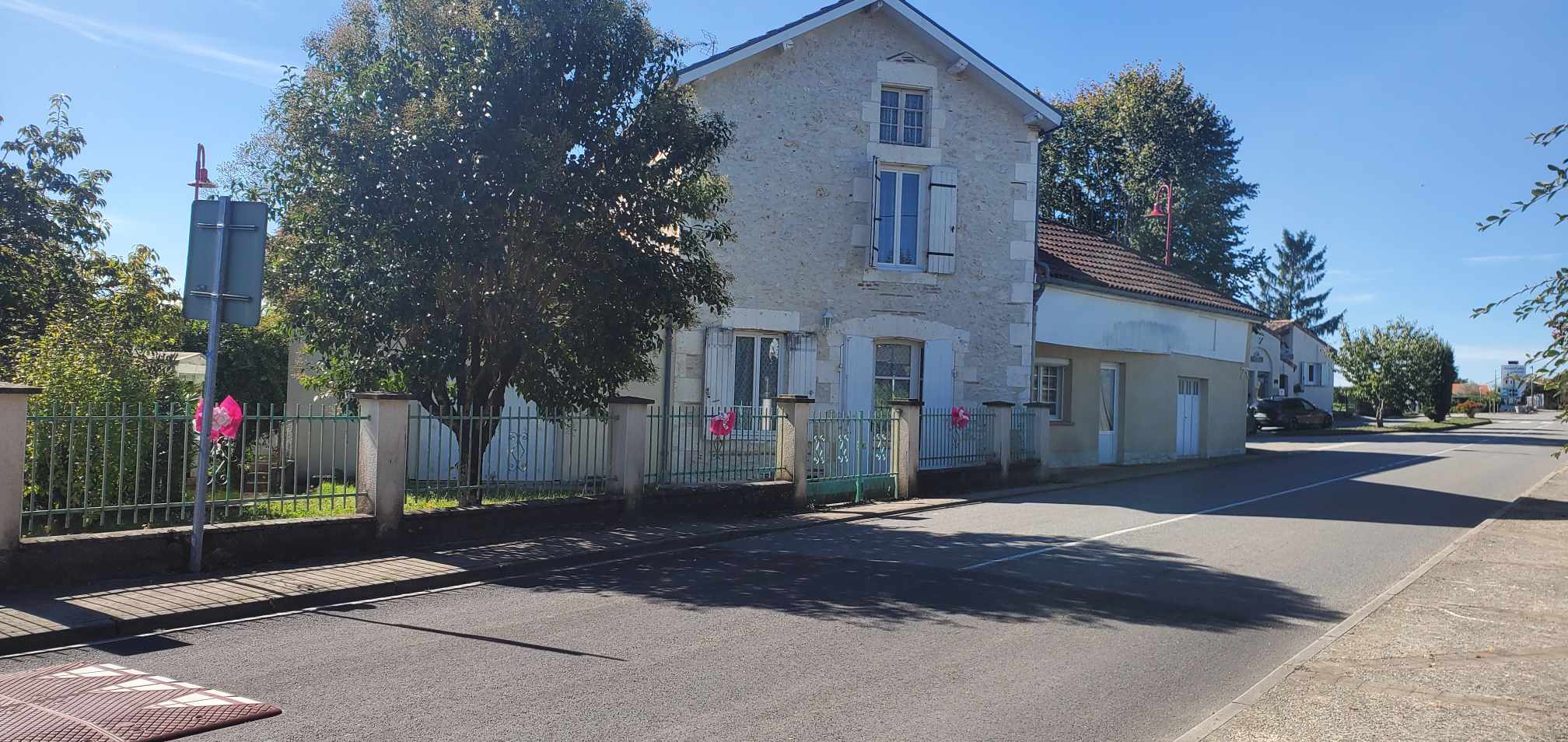 Habitation à l'entrée du village de Hautefage-la-Tour, située entre 2 villes importantes : Agen  et Villeneuve/lot. 
Ce bâtiment a fait office d'hôtel et de restaurant pendant des décennies.  
Par la suite, il fut converti en épicerie, bar, station service et restaurant.
Superficie : 210 m2 
Cuisine, 3 pièces de + de 40 m2 chacune, chambre, salle de bain, WC séparé, garage et cave 
A l'étage, 3 chambres, 1 dressing, 1 WC et 3 greniers aménageable
Extérieur : 607 m2 avec jardin, terrasse et pergola.
A proximité immédiate, grand parking municipal

Dans une région très touristique, Hautefage Ka Tour est un charmant village très dynamique avec sa tour épiscopale et son église Notre-Dame classés aux monuments historiques, ses commerces (supérette, station service, pizzéria, ressourcerie), ses services (Agence Postale Communale, cabinet infirmier, école avec 80 élèves et ramassage scolaire, coiffure à domicile).
A 10 km se trouve Penne d'Agenais classé "Plus beau village de France" et à Frespech le célèbre musée du foie gras.