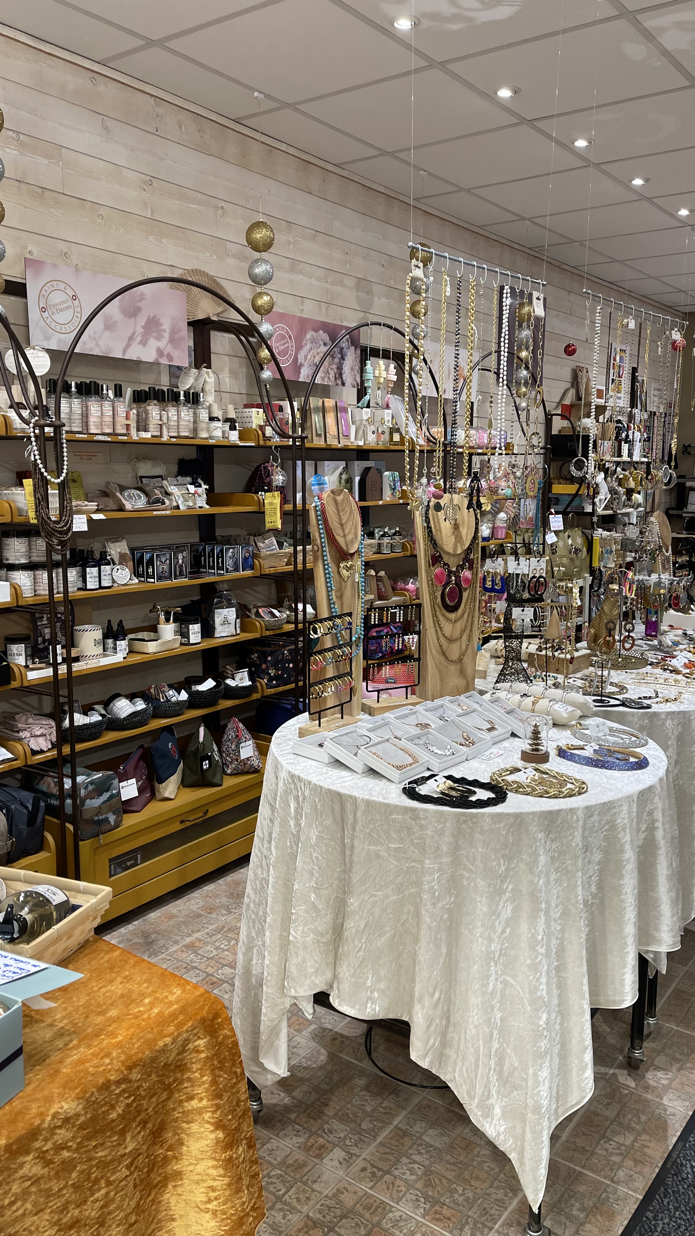 Magasin avec 20 ans d’ancienneté réputé en ville pour sa capacité à précéder les tendances - Senteurs pour la maison, produits de beauté pour femmes et hommes, bijoux fantaisie, cadeaux originaux pour tous et pour toutes les bourses… une marque de sérieux bien installée localement. Magasin situé dans le cœur historique de la bastide dans une des rues commerçantes a priorité piétonne. Parking de proximité. Actuellement ouvert du mardi au samedi de 10h à 12h30 et de 15h à 19h.