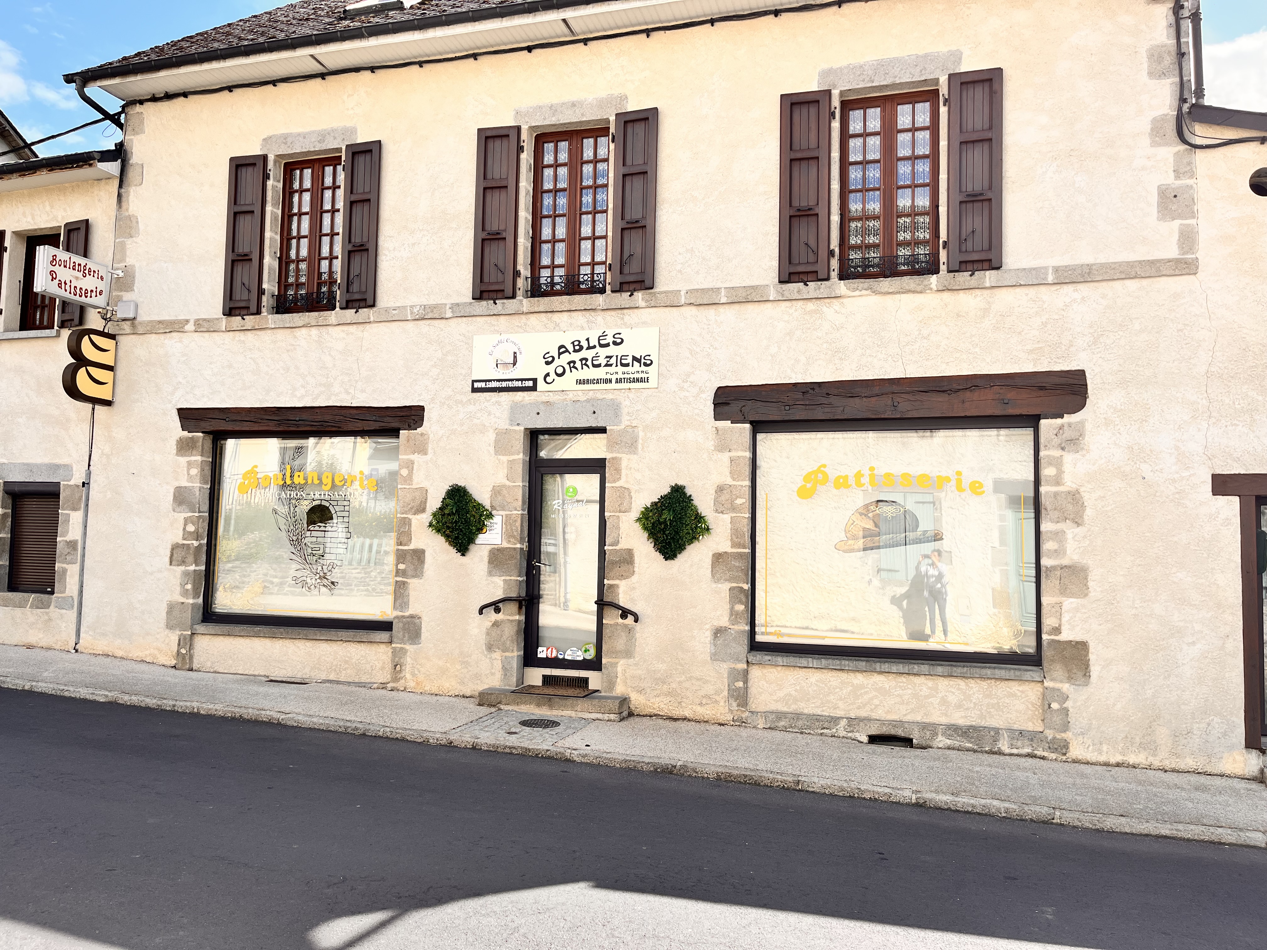 Lien de l'annonce de la chambre des métiers :

https://www.transentreprise.com/offres/fiche/NAQ260656A/boulangerie-artisanale/nouvelle-aquitaine/correze/tulle-et-arrondissement


À vendre – Boulangerie artisanale – Soursac (Corrèze) – Cause retraite.

Située en plein cœur de Soursac, en Corrèze, la Boulangerie Raynal, en activité depuis 1987, est mise en vente pour cause de départ à la retraite.

Entreprise bien implantée localement, avec une clientèle fidèle et une solide réputation dans la région.  

Exploitée depuis 1987 et bénéficiant d’une solide réputation locale. Clientèle fidèle, activité stable et rentable : chiffre d’affaires 2024 HT : 146 033 euros. Le fonds comprend un ensemble complet de matériel en très bon état (peseuse, 2 chambres de fermentation, tour réfrigéré, etc.). Locaux en parfait état avec diagnostic hygiène réalisé. Possibilité de louer l’appartement situé au-dessus ou de racheter les murs si souhaités.

Prix du fonds : 90 000 euros.

Loyer du fond : 550 euros.

Accompagnement possible par le cédant. Idéal pour un couple de repreneur souhaitant s’installer dans une commune paisible avec un outil de travail prêt à l’emploi.
