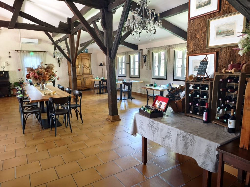 A reprendre fonds de commerce d’un restaurant-bar (licence IV) situé dans un agréable village du secteur du Ribéracois, au cœur de la Double, territoire préservé du nord-ouest de la Dordogne réputé pour ses paysages naturels, ses étangs et sa qualité de vie.

Cet établissement existe depuis de nombreuses années et bénéficie d’une bonne réputation grâce à sa cuisine traditionnelle, orientée gastronomique, à base de produits frais et locaux. Le ticket moyen est de l’ordre de 40 €.

Le local fonctionnel est en très bon état et propose une grande capacité d’accueil de la salle de restaurant : 50 couverts, d’un salon de 12 couverts et une grande terrasse + 1 salle de bar 
La surface totale du bâtiment est de 300 M².
Des travaux d’entretien réguliers ont été effectués : cuisine refaite en 2012, menuiseries double vitrage, chauffage : insert + climatisation et chauffage électrique récent.

Le chiffre d’affaires est réalisé sur 5 services par semaine à midi et un service le samedi soir.
Congés annuels : moyenne de 6 semaines par an
L’ouverture actuelle laisse un potentiel de progression.

Depuis 12 ans, l’établissement a fidélisé une clientèle d’entreprises, de particuliers locaux (dont une clientèle d’étrangers habitant en local) et touristes sur un rayon de 40 km.

La Mairie a consenti un bail commercial avec loyer modéré de 682 € HT mensuel comprenant le commerce et un grand logement (6 chambres).
Licence IV mise à disposition par la Mairie.

CA HT 2025 : 120 000 € - activité régulière sur l’année

Prix du fonds de commerce : 35 000 €

Affaire offrant un beau potentiel, idéale pour un couple de professionnels de la restauration