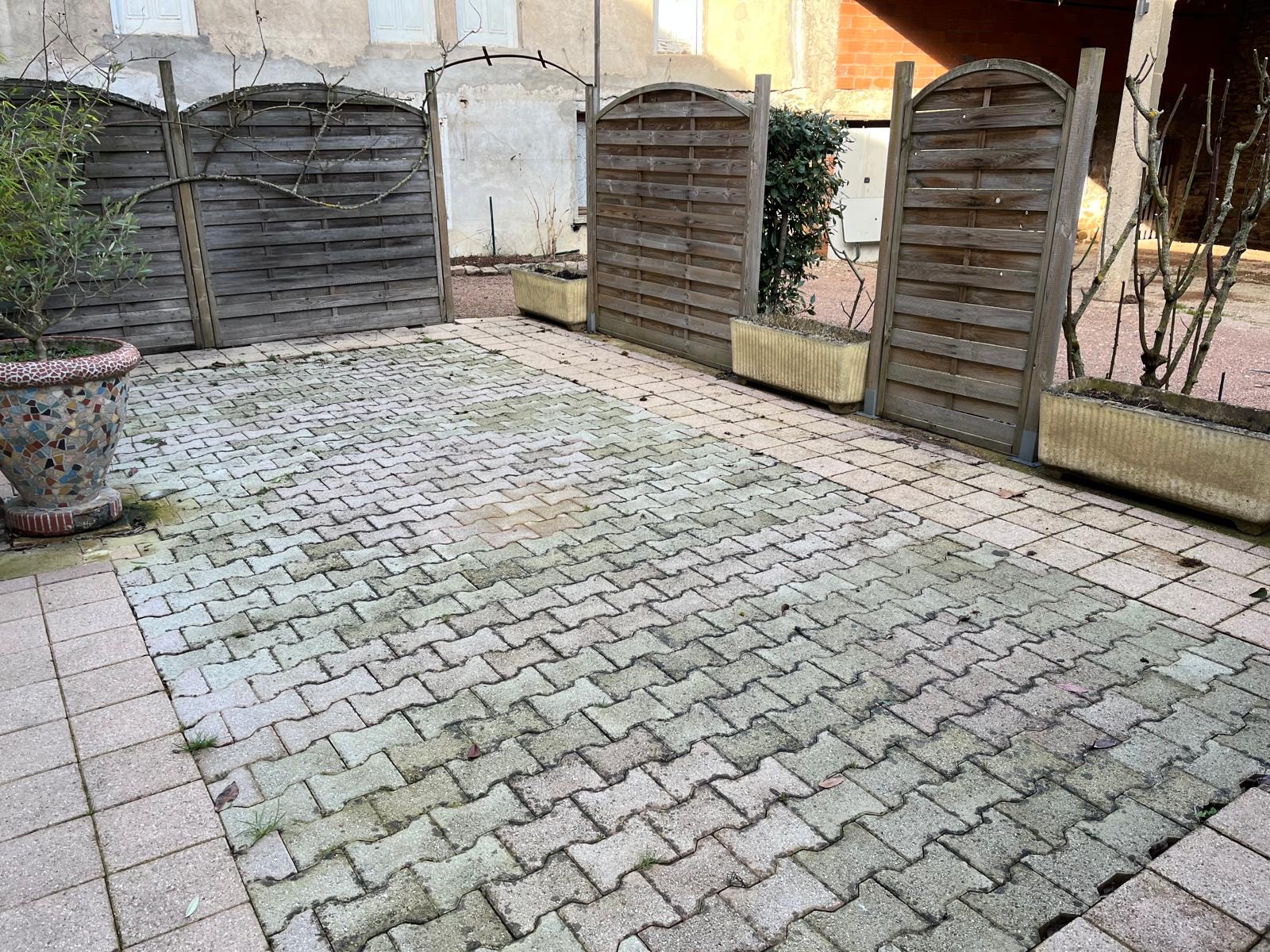 Bar Restaurant sur la Nationale 7 avec 2 terrasses (cour et bord de route)
80 couverts