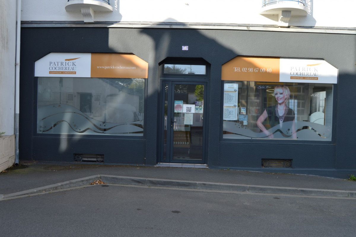Salon de coiffure en activité situé à Carantec en bord de mer, nord Finistère. Tenu pendant 25 ans. Clientèle fidèle et saisonnière.