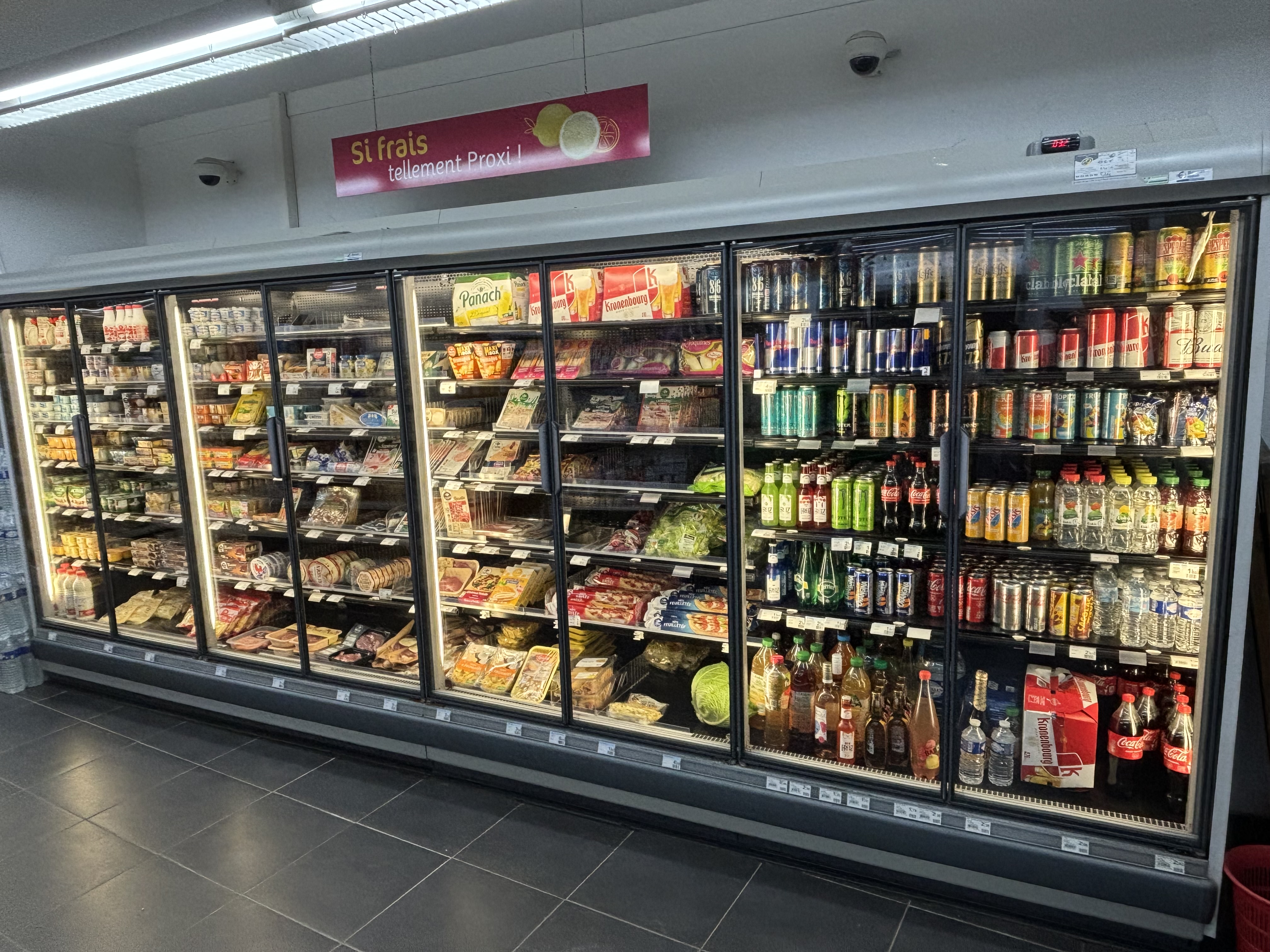 À vendre – Fonds de commerce supérette / tabac / boulangerie-pâtisserie

Prix de vente : 190 000 €

Dans le Tarn-et-Garonne, sur un axe très passant Toulouse–Bordeaux, vends fonds de commerce multi-activités :
	•	Tabac – Presse – Boulangerie-Pâtisserie – Supérette
	•	Licence IV
	•	Française des Jeux
	•	Surface de 200 m²
	•	Parking privé pour la clientèle
	•	Emplacement premium en bordure de nationale, offrant une excellente visibilité et un flux régulier de clients.

Belle opportunité pour un couple ou une famille souhaitant reprendre une activité dynamique et rentable.

Prix de cession du fonds de commerce : 190 000 €
(Stock en sus, à évaluer)

Pour plus d’informations ou organiser une visite :