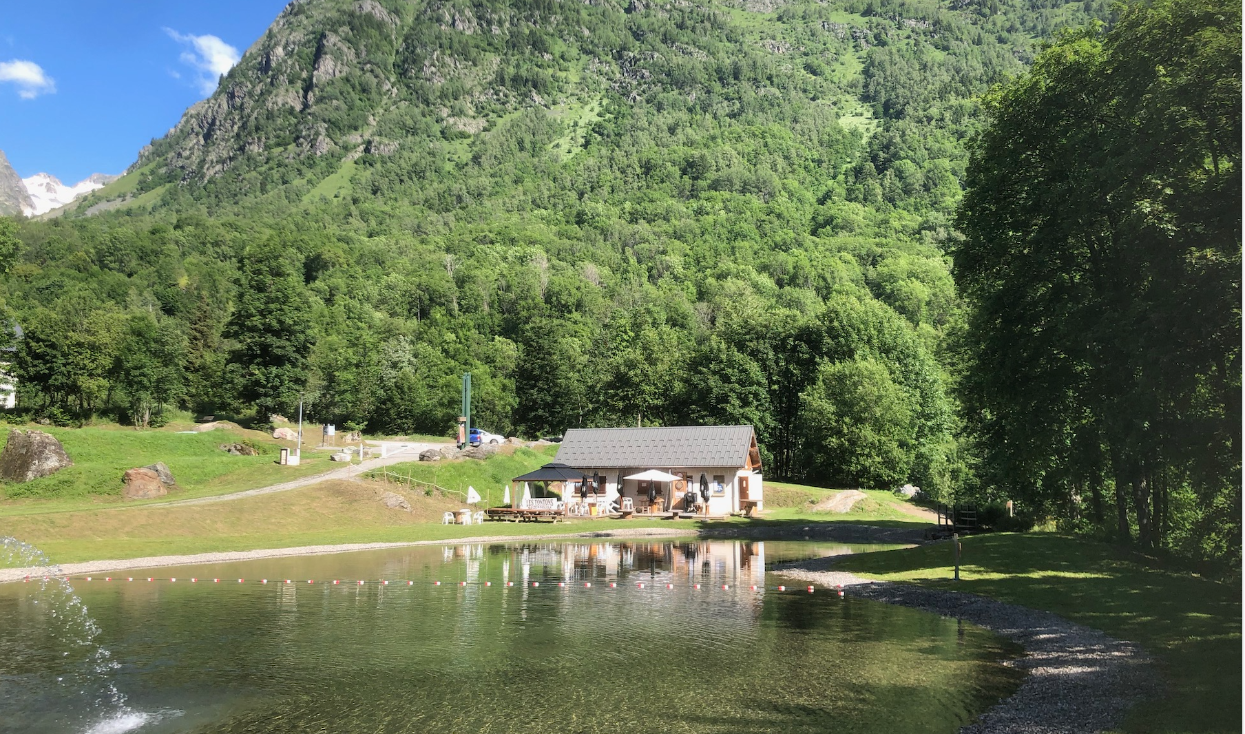 La Buvette/Snack-Bar de la Base de loisirs de Saint-Colomban-des-Villards est un lieu incontournable. On aime à s’y retrouver en famille et entre amis pour manger une pizza, un burger, une salade, ou prendre un rafraîchissement. Des plats du jour à emporter sont proposés le samedi sur réservation.

Le commerce se situe à proximité immédiate d’un Plan d’eau très recherché l’été, avec une fréquentation d’environ 8000 personnes pendant les horaires de surveillance de baignade aux mois de juillet et août 2024. 

La commune de Saint-Colomban-des-Villards se situe en Savoie, dans la vallée de la Maurienne, à 1 100 mètres d’altitude. Elle compte 146 habitants à l'année répartis sur plusieurs hameaux. 

À mi-route du Glandon – col mythique du Tour de France cycliste –, le village se distingue par sa beauté préservée et son authenticité savoyarde. Il présente un patrimoine naturel encore intact avec ses forêts, lacs d'altitude et torrents, où il fait bon pratiquer une large gamme d’activités de détente et sportives. Bref, il est possible de s’oxygéner le corps et l’esprit, été comme hiver, car le village est également une station de ski reliée au domaine des Sybelles.

Le Snack-Bar possède une clientèle locale et fidèle, mais aussi saisonnière et touristique. Un parking gratuit se trouve à proximité. 

Le dossier d’Appel à candidature est disponible au Secrétariat de la Mairie, à l'adresse mail suivante : mairie-st.col@wanadoo.fr