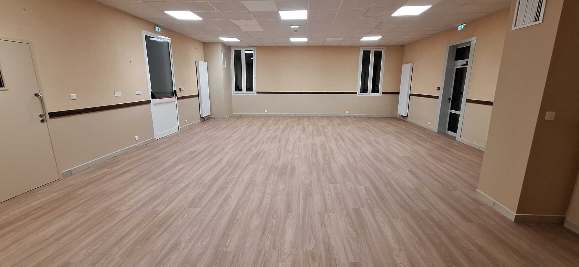 La commune de Razès, en Haute-Vienne, située sur l’axe A20 (sortie direct échangeur 25), recherche un porteur de projet (ou couple) pour réactiver un hôtel restaurant avec possibilité de développer un service traiteur. 
Idéalement situé au cœur du centre-bourg, cet établissement a connu par le passé une activité commerciale réputée. L’ancienne dirigeante a fait valoir ses droits à la retraite. La commune qui a acquis cet établissement envisage de proposer la reprise de l’activité en location à un professionnel de la restauration.
Le bâtiment a bénéficié d’investissements importants de la commune (500K€) pour le réhabiliter afin de le moderniser (réfection totale des chambres pour atteindre les 2 étoiles), le mettre aux normes (accessibilité, électricité,) et améliorer sa performance énergétique (changement de la chaudière, isolation des murs, mise en place d’une ventilation contrôlée, éclairage LED…).
Le site bénéficie d’une façade sur rue avec terrasse donnant sur la place principale du bourg qui vient d’être intégralement aménagée. Le rez-de-chaussée intégrant la partie restaurant/bar dispose d'une superficie de 225 m2 environ constitué de 2 salles de restaurant (73 et 50 m²), une salle de bar (48 m²), une cuisine professionnelle à équiper. A l’étage se situe la partie hébergement avec 6 chambres exploitables et un bureau. Une terrasse peut être aménagée devant et derrière le bâtiment.
Le sous-sol d’une surface d’environ 220 m² permet d’offrir de nombreuses possibilités de stockage.
Un parc d’environ 5 000 m², joliment arboré à l’arrière du bâtiment permet d’accueillir des évènements traiteur et offre des place de stationnement.
L'établissement pourra bénéficier de la fréquentation des habitants, des associations et entreprises du territoire, ainsi que d'une clientèle de passage, de touristes. A noter la présence sur la commune, du site principal du Lac de Saint Pardoux (Santrop), atout touristique majeur du département avec plus de 500 000 visiteurs annuels. 
L'exploitant devra proposer une restauration traditionnelle et de qualité valorisant les produits locaux.
Le dispositif prévu consiste en une location avec un bail commercial 3/6/9 intégrant la licence 4 pour un montant de 1200 € H.T mensuel.
Les personnes intéressées peuvent contacter la Mairie de Razès ou la CCI de la Haute-Vienne. Les candidats devront joindre impérativement un CV et une lettre présentant leur projet. Une visite des lieux pourra être effectuée.