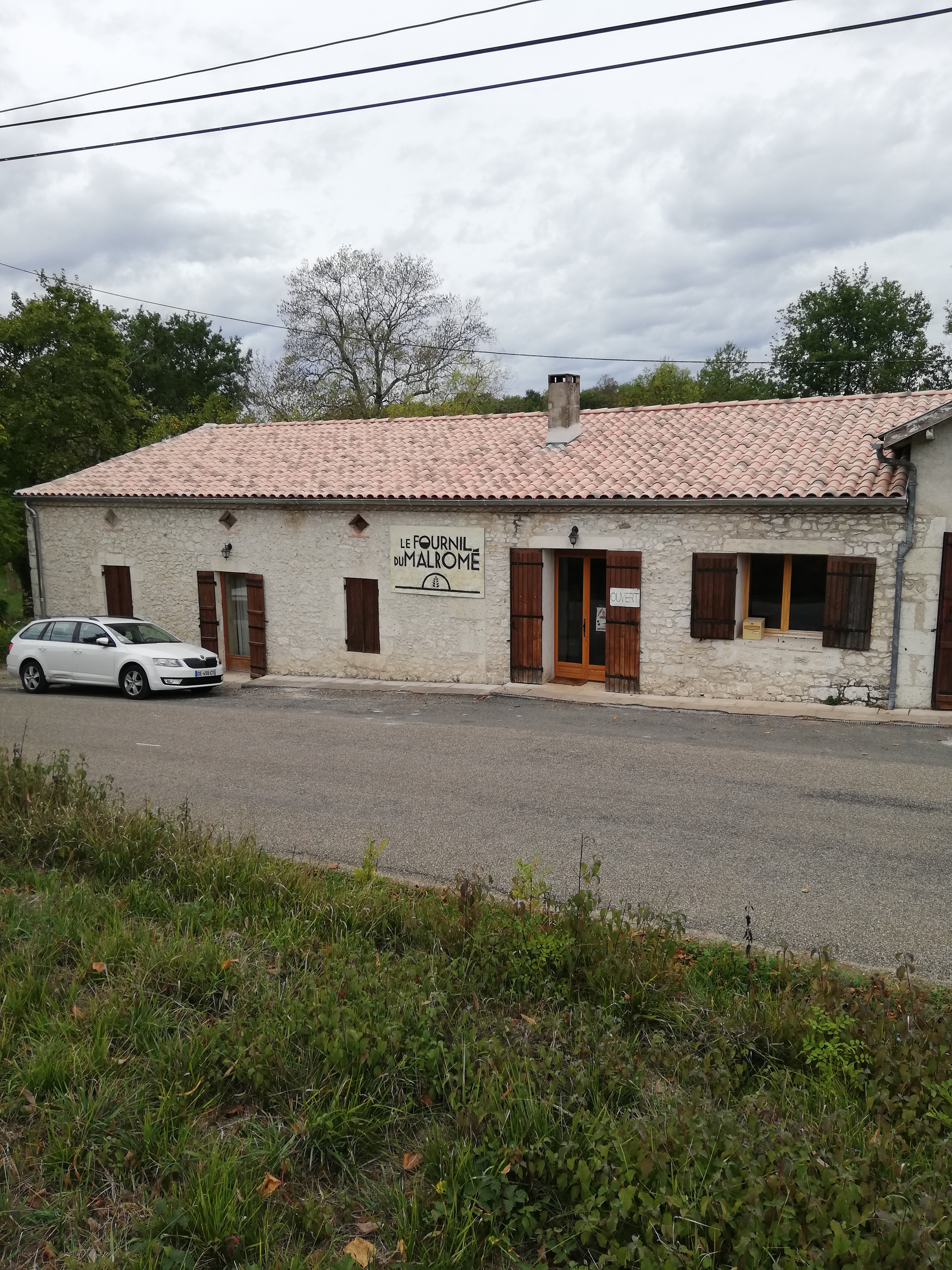 Grande maison de 200m² sur un hectare de terrain. 
Partie habitation de 90m², deux chambres de 20m², salon cuisine pour le restant.
Dépendance à rénover pour logement locatif.
Partie pro, boutique de 50m² et fournil de 50m². Laminoir, pétrin axe oblique, four ventilé 4 étages, four à granulés basse consommation (900€/trimestre)
Dernier CA 108K. 
Premier contact par mail pour plus d'informations