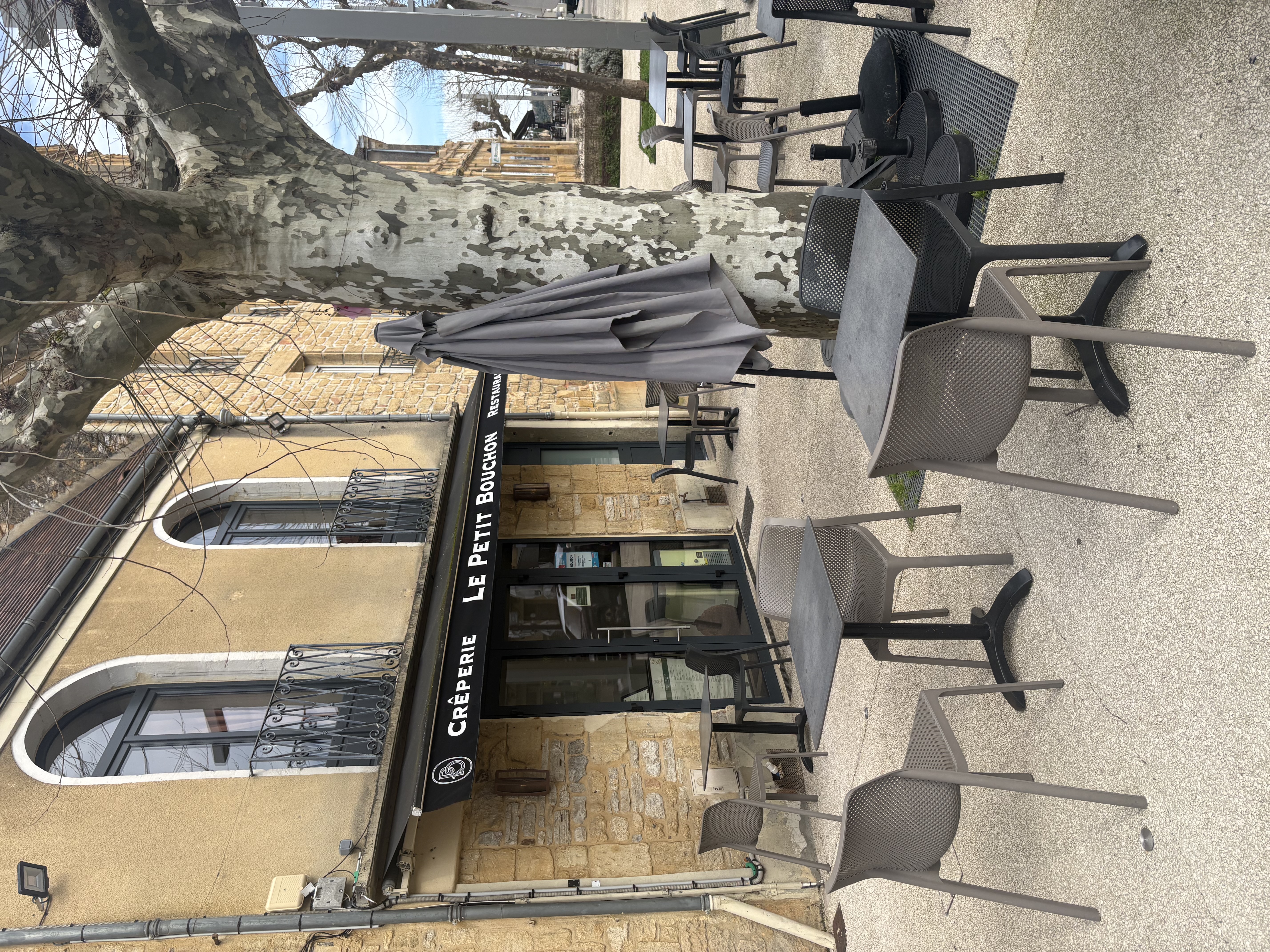 A vendre fond de commerce Bar/Restaurant (Licence IV) à Gourdon (Lot - 46), village touristique classé proche de Sarlat, Rocamadour et Cahors.

Restaurant ouvert toute l'année.

Excellente clientèle locale et touristique.

Belle affaire , en constante progression et avec du potentiel. 

D'importants travaux ont été réalisés en 2025 : rez-de-chaussée refait à neuf, cuisine (climatisée) incluse, plomberie et électricité refaites également à neuf.

Matériel de cuisine en très bon état (renouvelé en 2024)

Salle au 1er étage de 40 couverts, climatisée, 2 toilettes

2 terrasses : 1 terrasse côté rue de 60 couverts, et une terrasse au 1er étage au calme clos de murs de 20 couverts

Possibilité de racheter les murs du restaurant