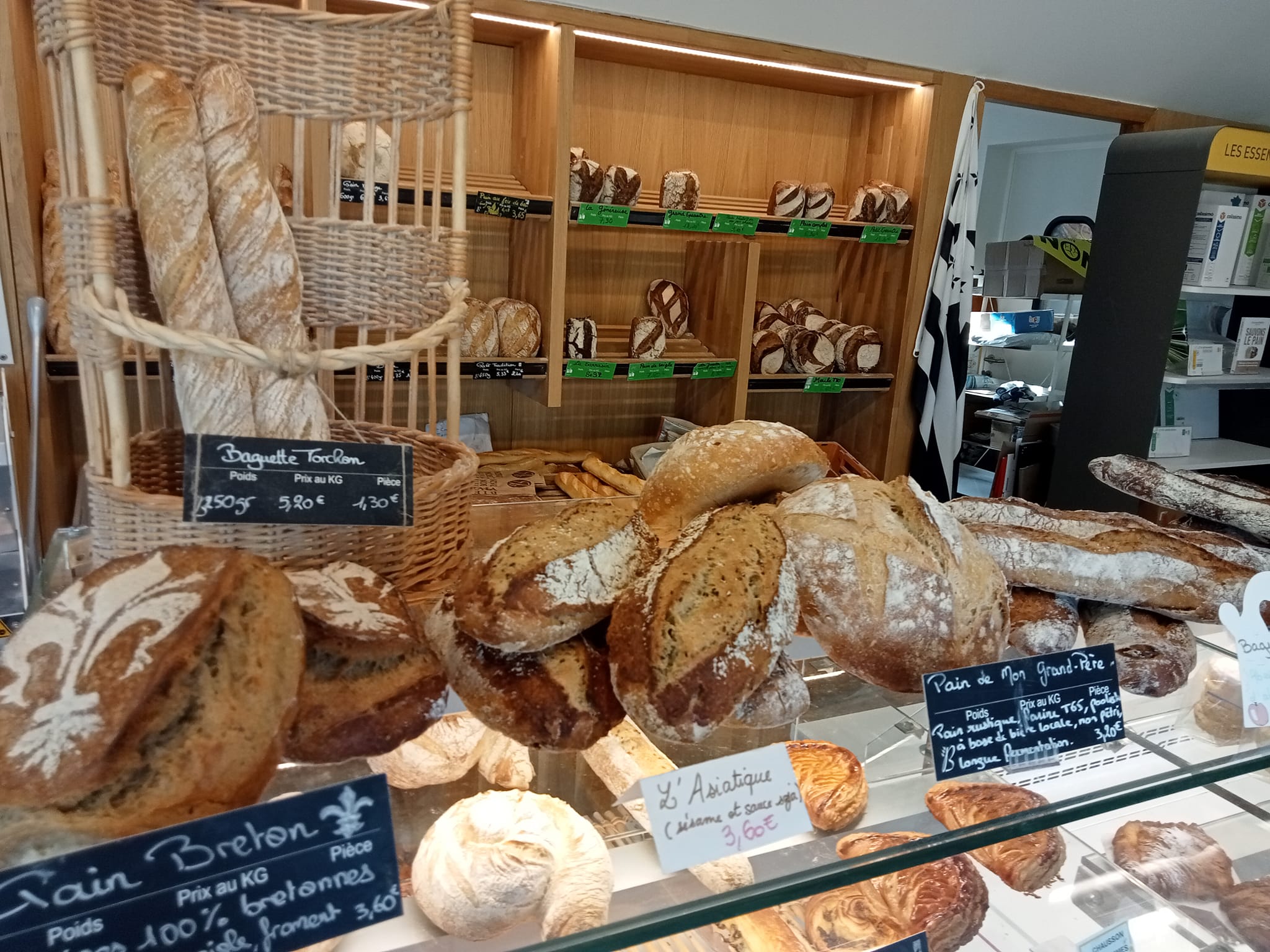 Petite boulangerie rurale dans le sud de l'Ille-et-Vilaine, proche de Bain-de-Bretagne, dans un charmant et attrayant petit bourg. Accès facile et situé sur la place centrale avec facilité de stationnement.
Boulangerie bio au levain avec des points de vente ( système ruches, casiers, etc) dans un secteur très porté sur le bio.
Excellente première main ou second point de cuisson et vente. CA qui peut encore évoluer (pâtisserie, snacking, traiteur salé et points de vente).

https://www.google.com/local/place/fid/0x480f3d1289132c49:0x567184f06efa7ef/photosphere?iu=https://streetviewpixels-pa.googleapis.com/v1/thumbnail?panoid%3DIcLcfVM8lQyXxmND0uaMzw%26cb_client%3Dlu.gallery.gps%26w%3D160%26h%3D106%26yaw%3D223.38664%26pitch%3D0%26thumbfov%3D100&ik=CAISFkljTGNmVk04bFF5WHhtTkQwdWFNenc%3D