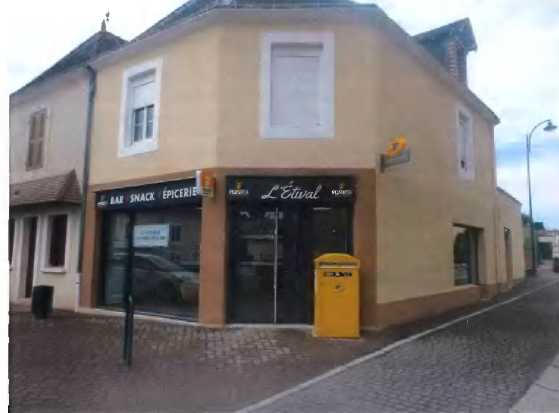 Début d’activité : 1er janvier 2027

La commune d’Étival-lès-le-Mans propose l’exploitation d’un bar – tabac – épicerie – presse - PMU , situé au 5 Place de l’Église 72700 Étival-lès-le-Mans au cœur d’un secteur dynamique et fréquenté.

📍 Localisation & caractéristiques
Les locaux sont notamment composés : 
- magasin ; 
- arrière-magasin ;
- WC, laverie, couloir, entrée commune avec habitation jouxtant, chambre froide;
- cour commune avec dépôt de gaz ;
- réserve avec accès à la cour commune.

Établissement d’une superficie totale d’environ 150 m², bénéficiant d’une visibilité optimale et d’une clientèle locale régulière. Commerce polyvalent, essentiel à l’animation du bourg et à l’offre de services de proximité. Le fonds de commerce comprend notamment l’alimentation générale, mercerie, cadeaux, quincaillerie, graineterie, dépôt de pain, point poste, et PMU, tabac et presse.

💼 Modalités d’exploitation
•	Loyer du fonds : 387,25 € HT / mois
•	Loyer des murs : 497,89 € HT / mois
•	Prise d’exploitation au 1er janvier 2027

🔑 Possibilité d’acquérir le fonds
Le futur exploitant pourra, s’il le souhaite, acquérir le fonds de commerce selon des conditions à définir.

📞 Contact
Pour toute information ou dépôt de candidature :
Mairie d’Étival-lès-le-Mans –  mairie@etival-les-le-mans.com – 02.43.47.19.51