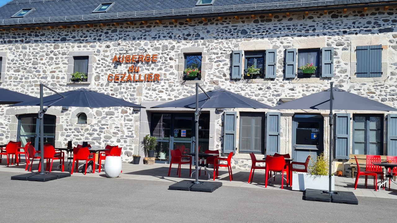 Situation : 
Dans le village de Montgreleix sur le plateau du Cézallier. 
Site touristique de randonnée et de grands espaces naturels préservés, à 25 mn de la station de Super-Besse, en plein cœur du Parc Naturel Régional des Volcans d’Auvergne, entre Massif du Sancy et Monts du Cantal.
L’établissement situé au cœur du village, sur la place de l’église, est le point d’activité et de la vie sociale du village.

Etablissement :
Propriété de la commune, entièrement rénové aux normes et prêt à fonctionner, il comprend :
-	Une salle de restaurant pour 40 couverts 
-	Un bar
-	Une terrasse de 30 places
-	Une cuisine équipée
-	Un appartement de fonction (T4)
-	4 chambres d’hôtel dont une PMR, bénéficiant du classement Hôtel de tourisme 2 étoiles
-	Matériel et mobilier pour la partie hôtel et restauration
-	Licence IV
-	Site internet « Auberge du Cézallier » 

Mise en valeur par l’Office de Tourisme du Sancy pour ses paysages, ses parcours de randonnée (circuit de la Vache Rouge), sa participation à l’événement culturel « Horizons – Arts nature en Sancy » (23 000 visiteurs) et ses fêtes traditionnelles, dotée d’un village de vacances sur la commune, Montgreleix offre un beau potentiel de clientèle touristique et locale. 

Travaux prévus de 4 chambres supplémentaires à l’automne 2025 (financements obtenus et assurés par la commune).

Conditions :
-	Bail précaire pouvant conduire à un bail commercial
-	800 € H.T. par mois avant la création des 4 chambres supplémentaires
-	Bonne expérience de la cuisine et de la gestion d’un établissement souhaitée

Cet établissement ouvre la porte à une exploitation à l’année avec une rentabilité assurée pour un couple qui souhaite s’investir et participer à la vie locale.