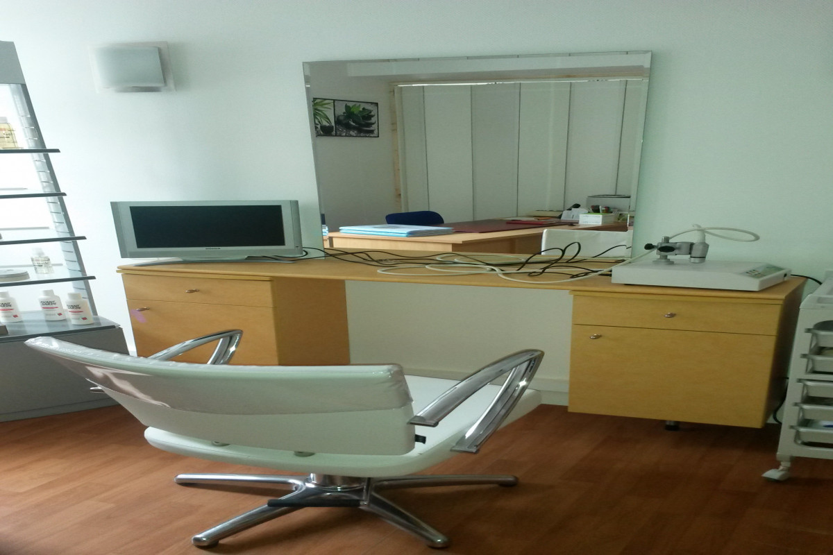 Près Préfecture, centre à la fois, en R-C coiffure (2 bacs, 2 coiffeuses), en étage soins (fauteuil,bac) + partie privative, en s/sol, réserve et buanderie. Formations assurées, sans personnel, Clientèle fidélisée en recherche des services et produits naturels proposés. Le prix ne doit pas être un obstacle à la reprise. Idéal pour une première installation ou en seconde affaire.