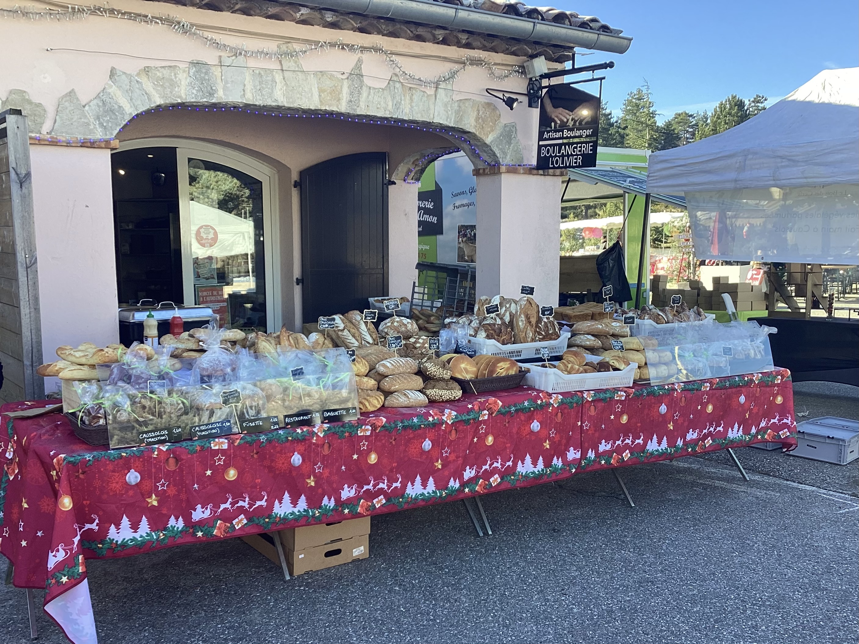 À Vendre : Boulangerie Artisanale – Emplacement Idéal, Fort Potentiel

Opportunité unique ! Nous mettons en vente notre boulangerie artisanale, située dans une commune dynamique avec de nombreux projets en cours et aucune autre boulangerie dans un rayon de 10 km.

Les points forts :

✅ Emplacement stratégique : Située sur un axe très fréquenté, assurant un flux constant de clients locaux et de passage.
✅ Clientèle fidèle et touristique : Région prisée pour les randonnées et le vélo, attirant une clientèle variée toute l’année.
✅ Dynamisme local : Plusieurs projets en développement sur la commune, apportant de nouvelles opportunités commerciales et un accroissement du nombre d’habitants.
✅ Boulangerie artisanale reconnue : Produits faits maison avec des ingrédients naturels, forte notoriété locale.
✅ Potentiel de développement : Possibilité d’élargir l’offre (pâtisserie, snacking, salon de thé…) ou d’ouvrir d’autres points de vente à proximité.

Belle affaire clé en main, idéale pour un artisan passionné ou un investisseur cherchant à exploiter un marché en pleine expansion.

Intéressé(e) ? Contactez-nous pour plus d’informations et une visite !