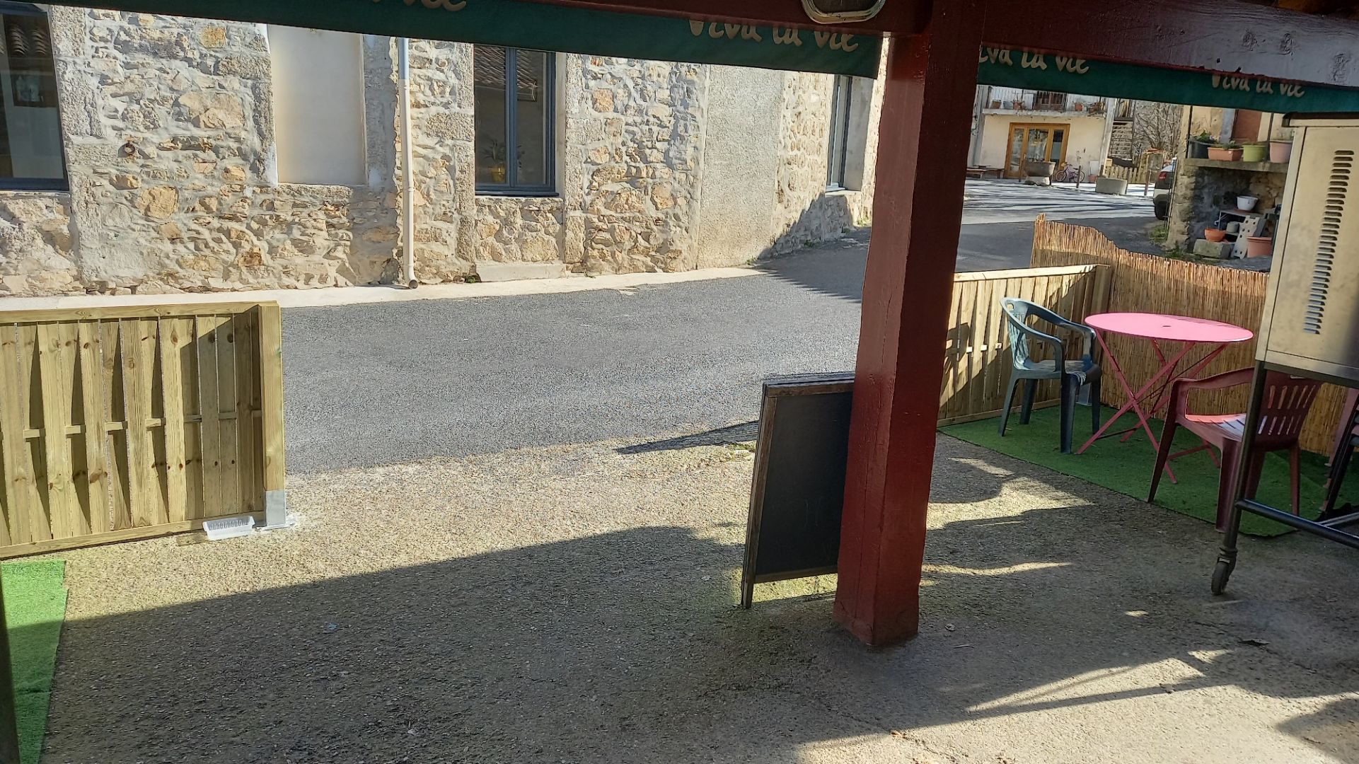 Vends épicerie multiservices dans un village très charmant et une vue exceptionnels épicerie possède un petit coin légumes fruits ainsi qu’une partie boucherie Fromages Nous proposons le pain des viennoiseries et des petits gâteaux. Nous proposons aussi des bouteilles de gaz et nous avons une magnifique cuisine, nous préparons des plats à emporter le midi ou le soir. et nous sommes aussi un relais. Postal. nous avons repris ce Commerce, il y a 10 ans avec ma femme et mes quatre enfants, je m’en sépare car j’ai des problèmes de santé assez compliqué. Ce commerce est vraiment idéal pour un couple.