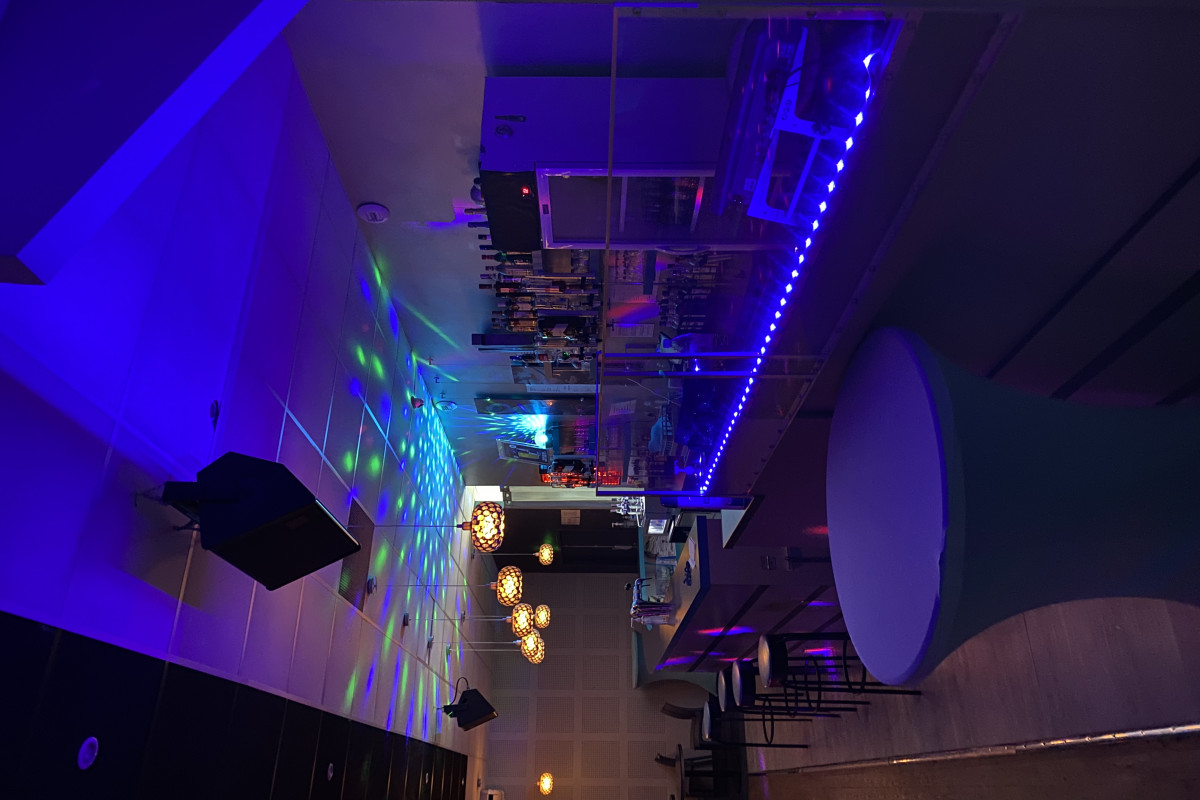 Dancing discothèque de 300m2 situé sur Angoulême, avec parking privé et terrasse.
Piste de danse de 150 m2.
Gros potentiel. Clientèle fidèle et trentenaire et plus.