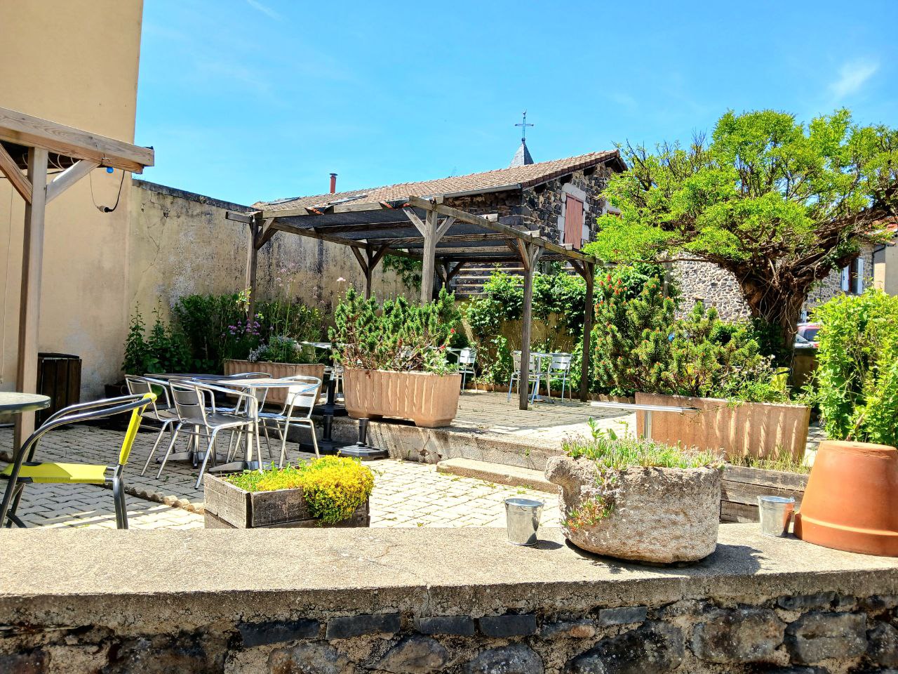 Fonds de commerce Bistrot / multiple rurale / pizzeria
Un multiple rural mêlant agence postale, épicerie, dépôt de pains, journaux, bouteilles de gaz, bistrot et pizzeria.
Licence IV


Une belle opportunité d'acquérir le seul commerce du village.
Un village très touristique :
- Le château du Marquis de Lafayette,  lien avec l'Amérique. Le château est ouvert de mars à fin octobre. Lieu très touristique en période estivale.
- Jardin botanique.
- Fête des Plantes en juin (beaucoup de visiteurs)
- Proche 102.
- École primaire.
- Gite d étapes pour les randonneurs toute l'année avec plusieurs GR
- 15 min de Langeac, gorges du haut allier
- Clientèle pizzeria fidèle 
- Loyer modéré 
- Salle de 100 m2 
- Radiateurs neufs
- Cuisine équipée ouverte sur la salle
- bar
- four à pizza électrique
- Parking places de la mairie 
- très belle et grande terrasse ombragée 
Fond de commerce actif depuis une trentaine d'année
(possibilité d'envoyer d'autres photos sur demande)