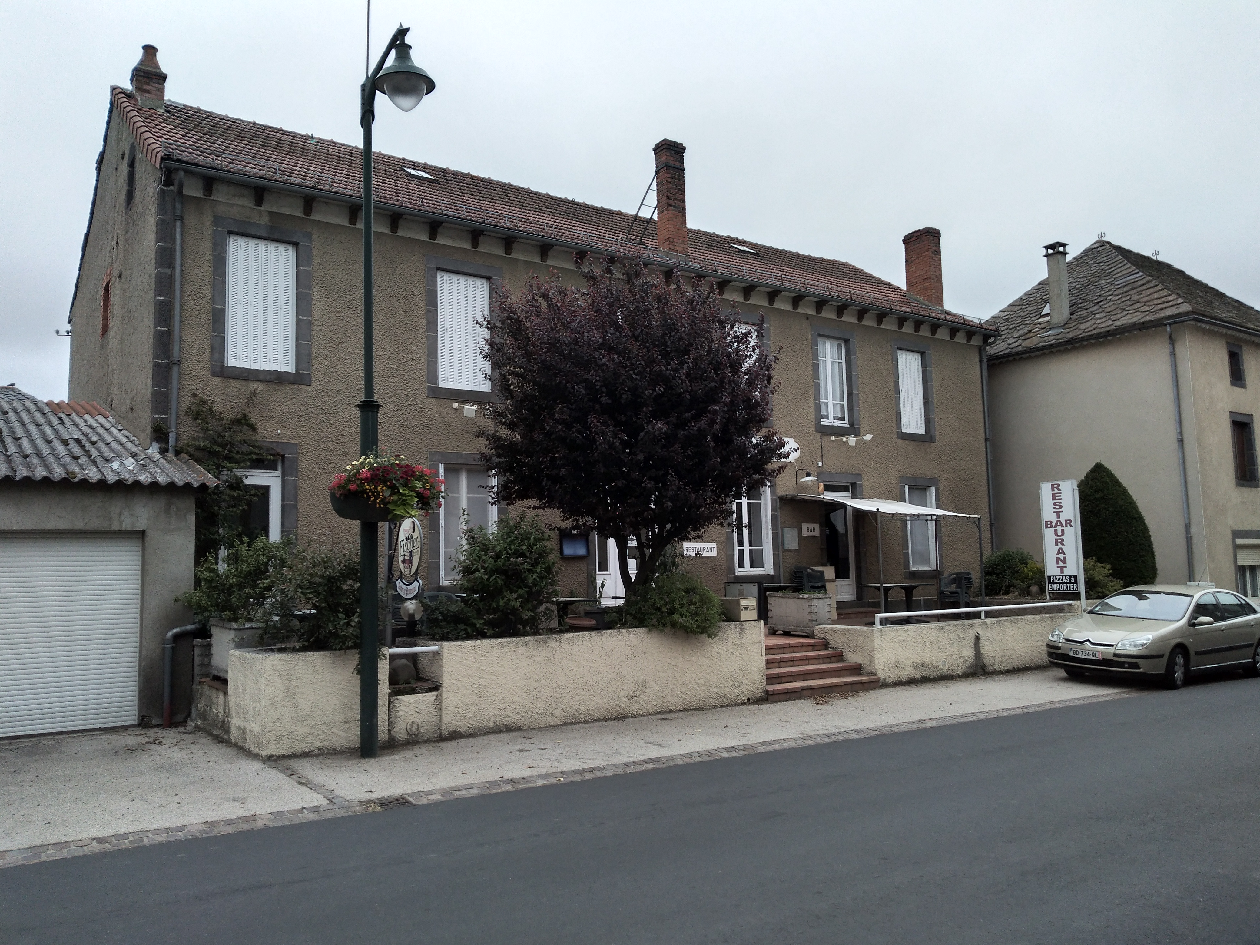 Vendu avec licence Iv valeur  8500 euros offerte,à l étage : 8 chambres 5 encore meublé, 2 avec douche ,une salle de bain ,un WC et un bureau ,rez de chausse : salle pour le bar avec comptoir réfrigéré, salle resto 35 / 40 personnes ,cuisine reste le piano ,une pièce réservé, une grande salle polyvalente à transformer  en gîte ou autre85 mètres carrés, 3 WC ,en façade grande terrasse ,à l arrière petit jardin 40m carrés et grand garage avec porte électrique. Très bien placé à a5 minute de l autoroute A 75 ,tenu 16 ans ferme au deces de mon épouse en 2020 tout renseignement s par mail ou téléphone à visiter énorme possibilites