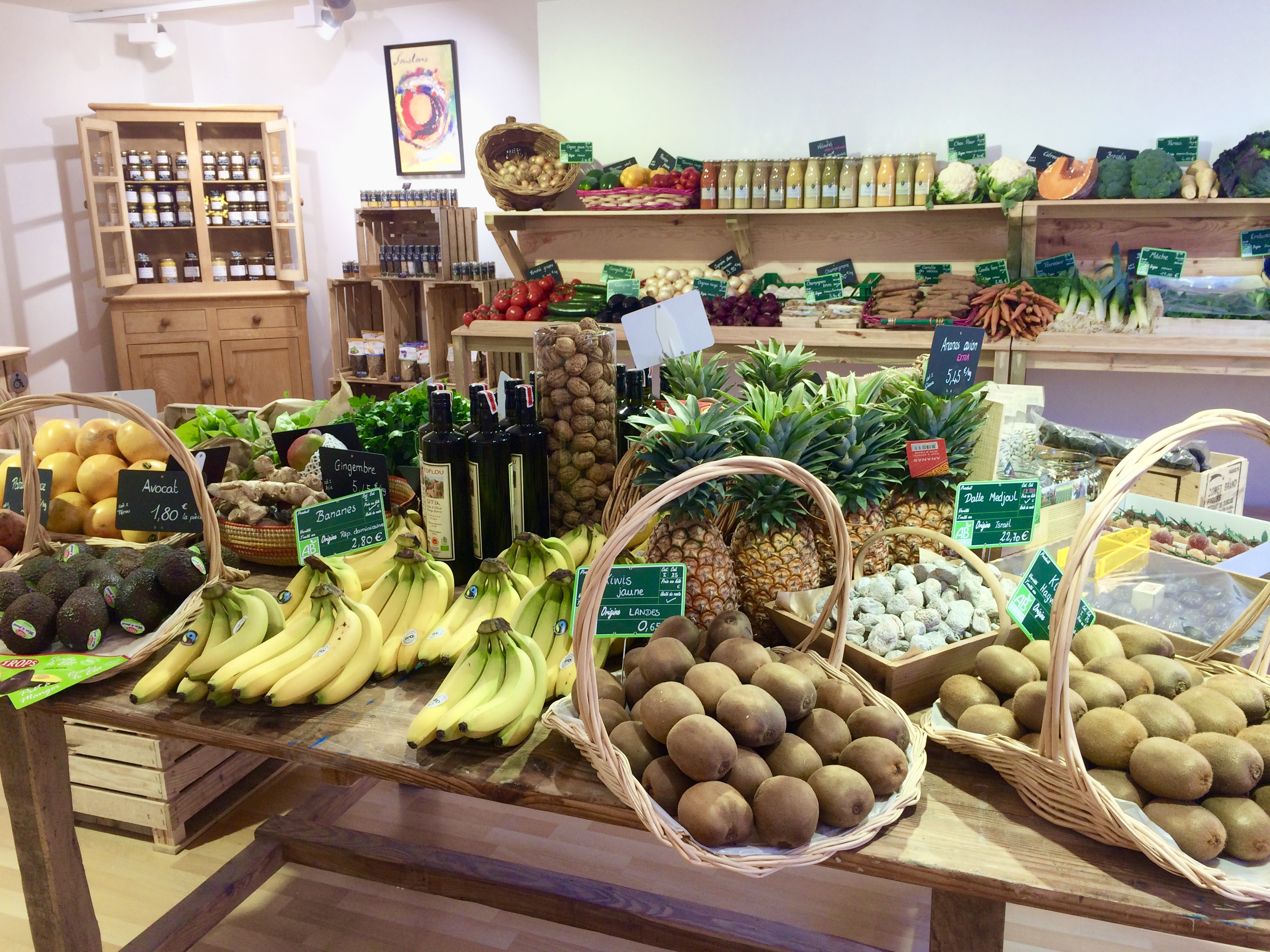 Commerce de proximité en plein coeur du centre-ville de Soustons.
Bail tous commerces et possibilité de cuisiner pour un rayon traiteur.
Le commerce actuel propose des fruits et légumes, un rayon épicerie fine de qualité, un rayon fromagerie-crèmerie et un coin charcuterie de Porc Noir de Bigorre.
Commerce travaillant à l'année, la saison démarre en avril jusqu'en octobre.
Les autres mois sont plus calmes.
Nous vendons ce commerce pour raison de santé et changement de projet professionnel.
Si intéressé(e), ne pas oublier qu'il faut également trouver un logement et avoir un apport conséquent pour passer auprès des banques.
Commerce convenant pour une personne au jour d'aujourd'hui.