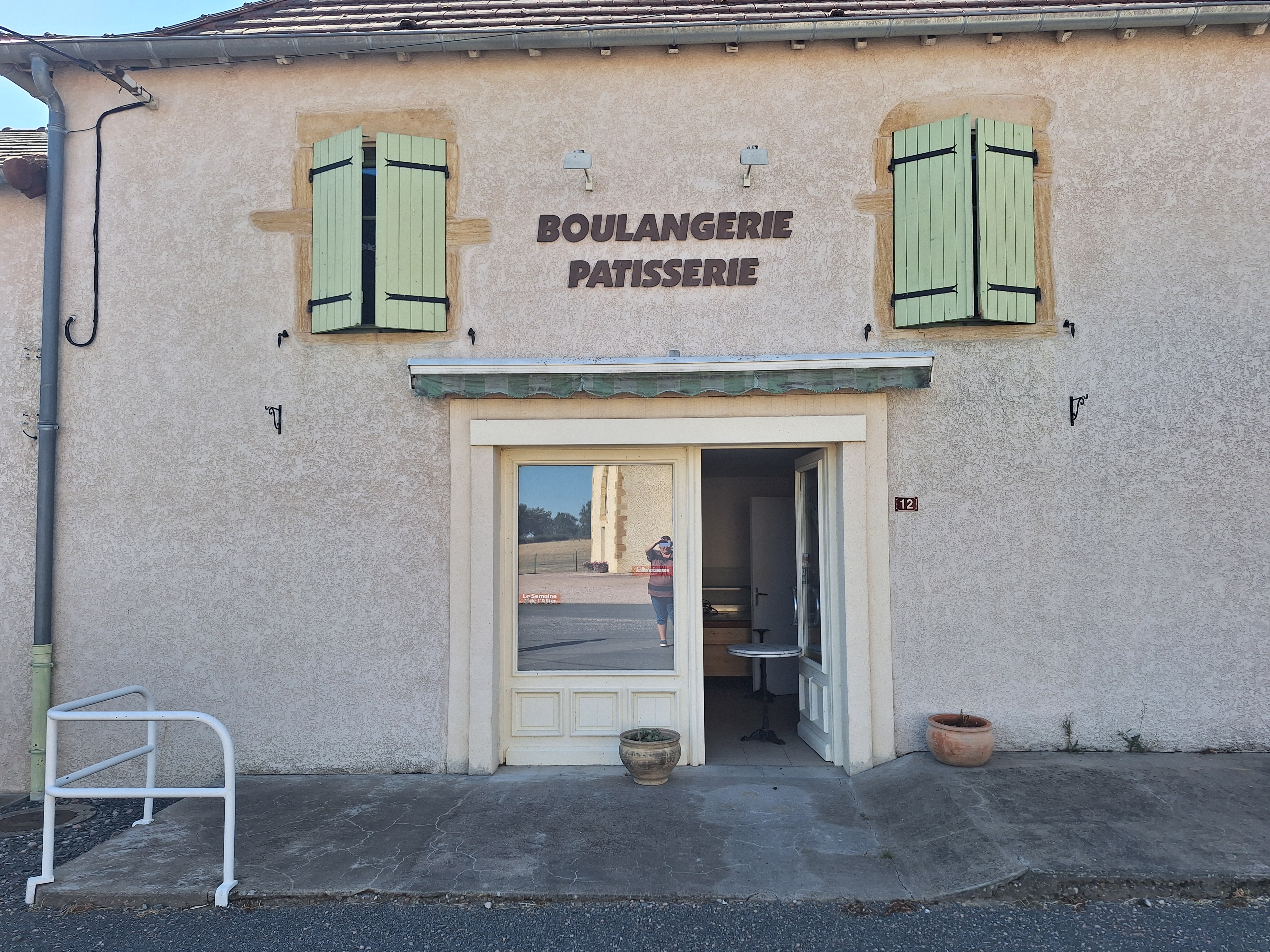 Recherche pour la commune de Le Bouchaud (Nord Allier, limite LOIRE et SAONNE ET LOIRE) :

Un ou une boulanger(e) avec possibilité d’un commerce multiservice OU dépôt de pain avec multiservice.

Haut potentiel : seul commerce de proximité dans un périmètre de 15km alentour.

Matériels disponibles : four (alimentation fioul), pétrins (un grand et un petit), chambre de pousse, chambre froide et divers matériels.

Boutique donnant sur la rue principale du village, face à la mairie.

Un logement attenant à la boutique est disponible. Il comporte :
- RDC : cuisine, séjour, salle d’eau.
- A l’étage : 3 chambres un 1 bureau.
Surface du logement 110m².

Deux garages + dépendances. Jardin de 2000m²
Chaudière au fioul.

Loyer :
- local professionnel : 250 euros HT.
- logement : 250 euros + 35 euros de charges.

Plus de photos sur demande.
Contact UNIQUEMENT par mail : mairie@lebouchaud.fr