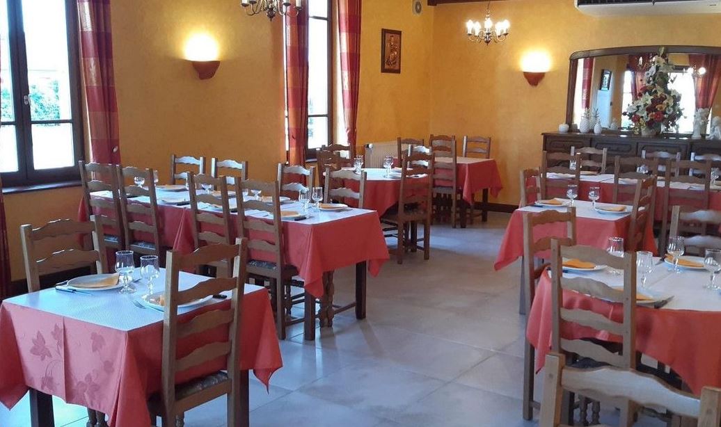 Bar-Hôtel-Restaurant du village situé sur la place de l’église de Montbeugny, au cœur du centre-bourg.
Montbeugny est une commune rurale de 680 habitants, calme et conviviale, située à proximité de Moulins, préfecture de l’Allier, et faisant partie de la Communauté d’Agglomération de Moulins.

Les locaux sont idéalement situés au centre du village près d’un parking, de l’école et d’un arrêt de bus.
Les murs ainsi que la licence IV appartiennent à la commune.
Les locaux sont aux normes PMR, sécurité, accessibilité et hygiène.

L’établissement a été exploité durant trente années par un couple de restaurateurs, fermé depuis le 31 mai 2025 pour cause de retraite.

Cette affaire est un véritable centre de vie pour la commune et une opportunité idéale pour un couple.

La commune ainsi que ses habitants sont impatients d’accueillir leurs nouveaux aubergistes ; pour faciliter votre reprise d’activité et vous assurer les premiers clients, une association d’habitants bénévoles continue de proposer dépôt de pain, journaux et cafés en vous attendant, 6 jours sur 7.

DESCRIPTION DES LOCAUX :
Rez-de-chaussée : 
Salle de restauration : 61m²
Entrée : 5.80m²
Bar : 37.20m²
Cuisine : 52m² (pourra être équipée par la commune si besoin)
Chambre froide : 4m²
Toilettes + WC : 7.36m²
Magasin (épicerie + dépôt de pain) : 44m²
Grande terrasse intérieure avec un passage indépendant : 80m²

Premier étage : 
Trois chambres de 14m² chacune comprenant une salle de bain de 4m² et un sanitaire indépendant.
Appartement de 80m² avec quatre chambres, un séjour, une cuisine et une salle de bain.

CONDITIONS DE LOCATION :
 Bail commercial comprenant une licence 4  loyer de 550€/mois
 Logement type T5 possible pour l’exploitant  loyer de 350€/mois

EMPLACEMENT STRATÉGIQUE :
 À quinze minutes du parc d’attraction/animalier le PAL (1er parc d’attraction régional avec 700 000 entrées annuelles),
 À proximité d’une sortie de l’autoroute A79,
 À proximité de la zone logistique du LOGIPARC 03 : 180 hectares avec plus de 500 emplois actuellement et 1200 à terme (zone actuellement en développement),
 À proximité de l’aérodrome de Moulins/Montbeugny.

Des aides importantes peuvent être obtenues auprès des collectivités, dans le cadre de la reprise du dernier commerce : Conseil Départemental, Région Auvergne Rhône Alpes, etc.

Pour tous renseignements complémentaires ou pour toutes demandes de rendez-vous afin d’effectuer une visite des lieux, merci de bien vouloir vous adresser à la mairie de Montbeugny :

Tél. : 04.70.44.51.04 / 06.11.07.99.06
Mail : contact@montbeugny.fr / maire@montbeugny.fr