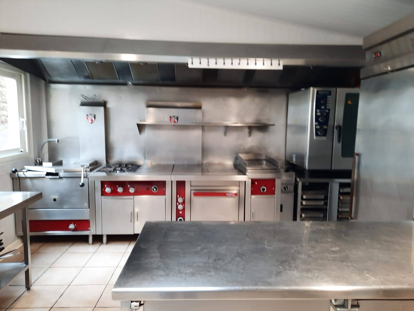 A vendre, restaurant - bar à Néant-sur-Yvel, bourg à l'orée de la forêt de Brocéliande, accueillant la Table Ronde des Nouveaux Chevaliers de Brocéliande, avec son potentiel de touristes (voir le site internet des Nouveaux Chevaliers de Brocéliande).
Nous pouvons recevoir jusqu'à 100 couverts.
Nos cuisines sont aux normes, pas de travaux à prévoir.

Nous pouvons rester quelque temps pour aider les nouveaux acquéreurs s'ils le souhaitent pour assurer le relais.

Clientèle familiale et fidèle prête à prolonger l'aventure avec les nouveaux restaurateurs.

Contactez- nous pour de plus amples renseignements.