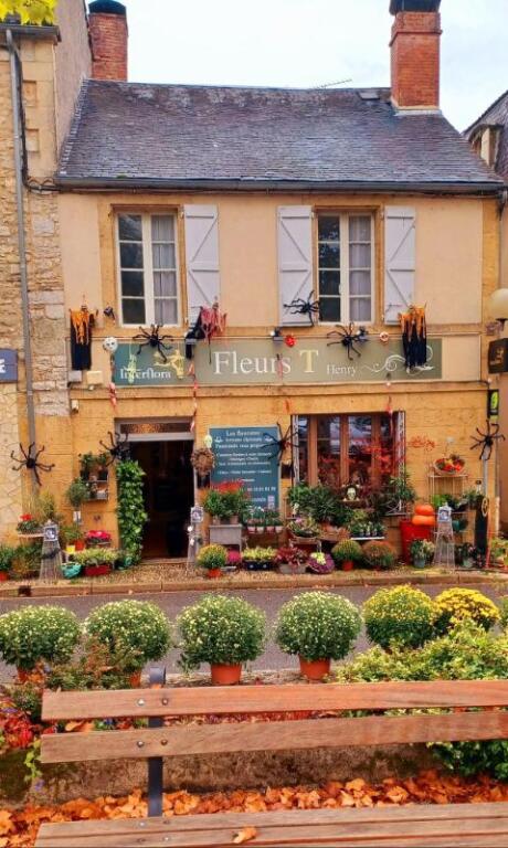 A vendre Fond de commerce fleuriste dans le Lot 
Je prepare ma retraite 
Dans charmant village dynamique dans le Lot entre Quercy et Périgord
Zone économique et touristique attractive (nombreux commerces et artisans dans la zone )
En plein centre de la Bastide  de Cazals 46250 sur la place du village  devant une place animée et  nombreux stationnements disponibles.
Joli  commerce  dans une maison de village  4 pièces +wc+point d eau 
Cave de stockage  avec accès discret dans ruelle arrière
Belle terrasse arrière plein sud (idéal pour activité secondaire.. salon de the, déco extérieure )avec tonnelle vigne ….
Commerce ayant une très bonne clientèle, fidele, ayant beaucoup de gout … tenu  par fleuristes diplômés, créateurs ayant une bonne cote.
Adhérent Interflora-Florajet-Agat 1.2.3 Fleurs-Agitateur Floral.
Plates formes Floristiques amenant de nombreuses commandes
Réalisations pour Naissances,  événements de la vie, mariages, deuils,  objets de décorations, 
Tres bonne relations avec pompes funebres locales
Idéal pour couple dont un est fleuriste…..un lieu de vie et de travail très agréable 
Prix du Fond de commerce 20000€
Poss d acheter les Murs : Local commercial +à l étage un appartement  à Rénover de 4 pièces  avec accès indépendant  depuis la Rue.