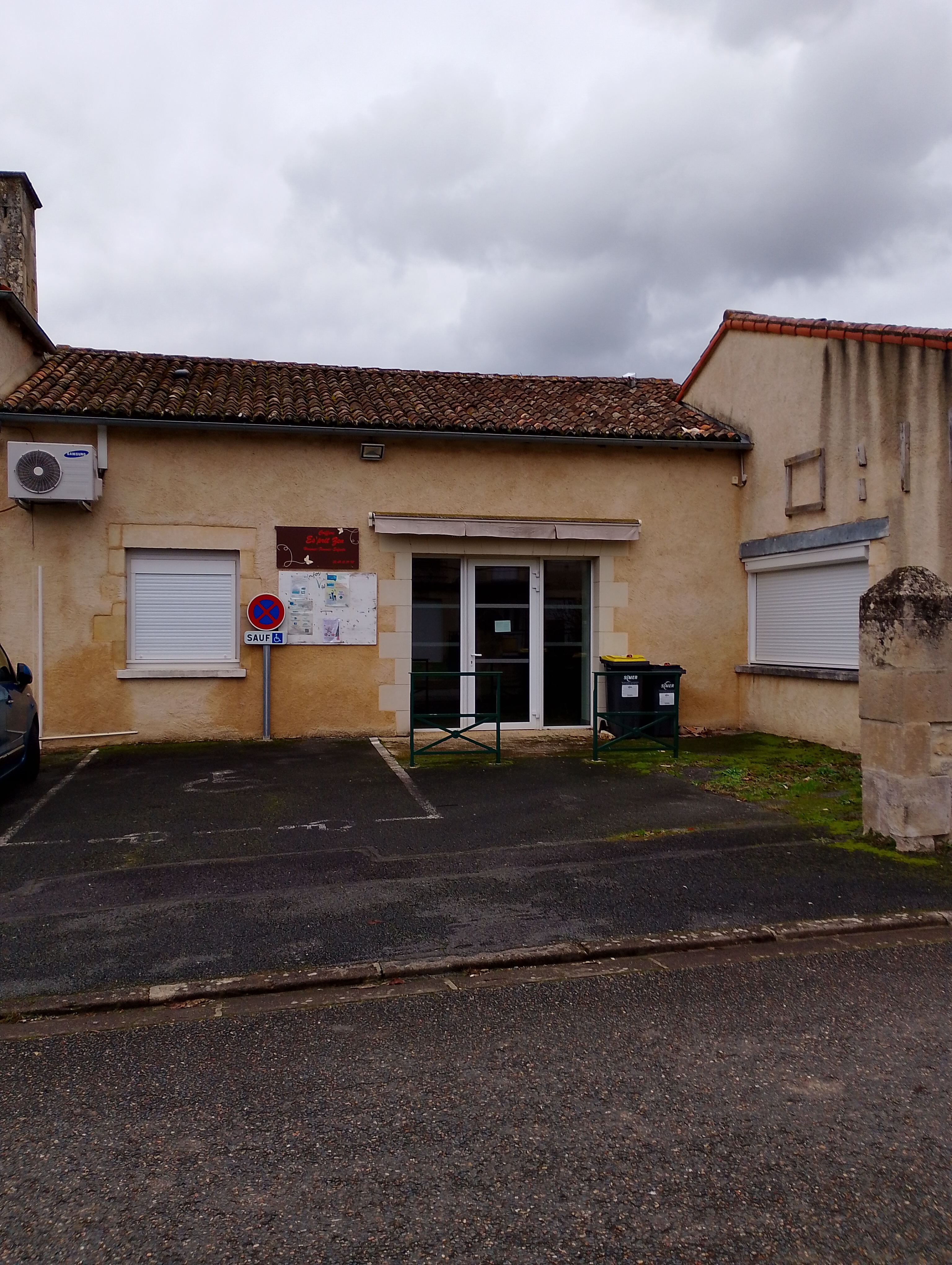 La commune de Valdivienne propose à la location un local à destination de Salon de Coiffure.
D’une surface totale d’environ 56 m², il se compose de :
- une pièce principale lumineuse de 43,2 m²,
- une salle de soin / bureau de 10 m²,
- une réserve de 2,8 m²,
- un WC accessible PMR.

Local fonctionnel, bénéficiant d’une bonne visibilité et d’un emplacement central.

💶 Loyer mensuel : 270,00 €

📍 Adresse : 4 rue du Temple, 86300 Valdivienne

Pour tout renseignement complémentaire ou pour organiser une visite, merci de contacter la mairie de Valdivienne.