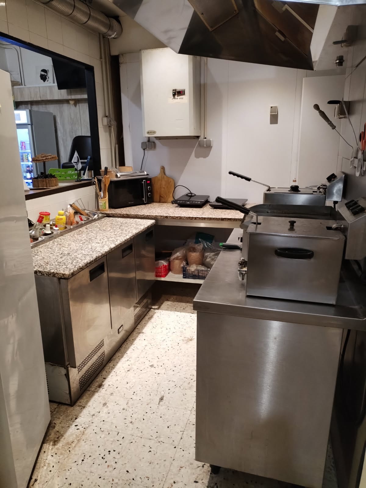 À VENDRE 195 000 euros Fonds de commerce PIZZERIA / TAPAS / BURGER
Saint-Laurent-du-Var  Centre-ville, emplacement stratégique
Affaire saine et rentable !
En activité depuis plus de 7 ans, cette pizzeria  également spécialisée en tapas et burgers  bénéficie d’une clientèle fidèle et d’un emplacement de premier choix, en face des écoles et au cur de la ville.
Les atouts :
 Chiffre d’affaires annuel : 200 000 euros
 Activité 7j/7 : sur place et à emporter
 Terrasse extérieure 12 couverts (redevance mairie 200 euros/an) + salle intérieure (12 couverts)
 Bail tous commerces : grande liberté d’exploitation
 Loyer mensuel : 1 100 euros HT
 Charges : 200 euros / mois