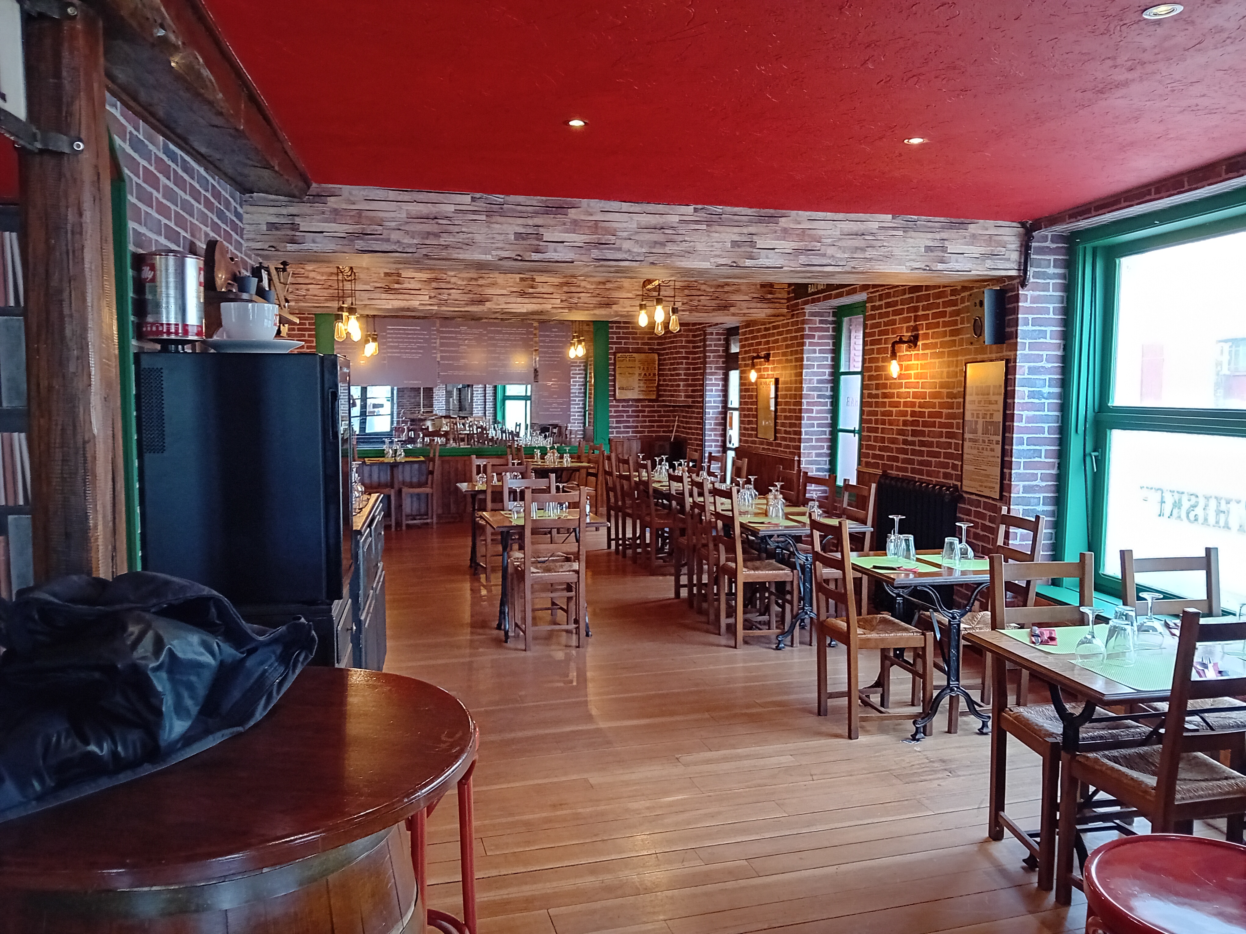 Joli pub restaurant en Sologne
40 places assises intérieur et 30 places  en terrasse. 
Refait il y a 4 ans
Vends cause retraite 
Pas sérieux  s abstenir