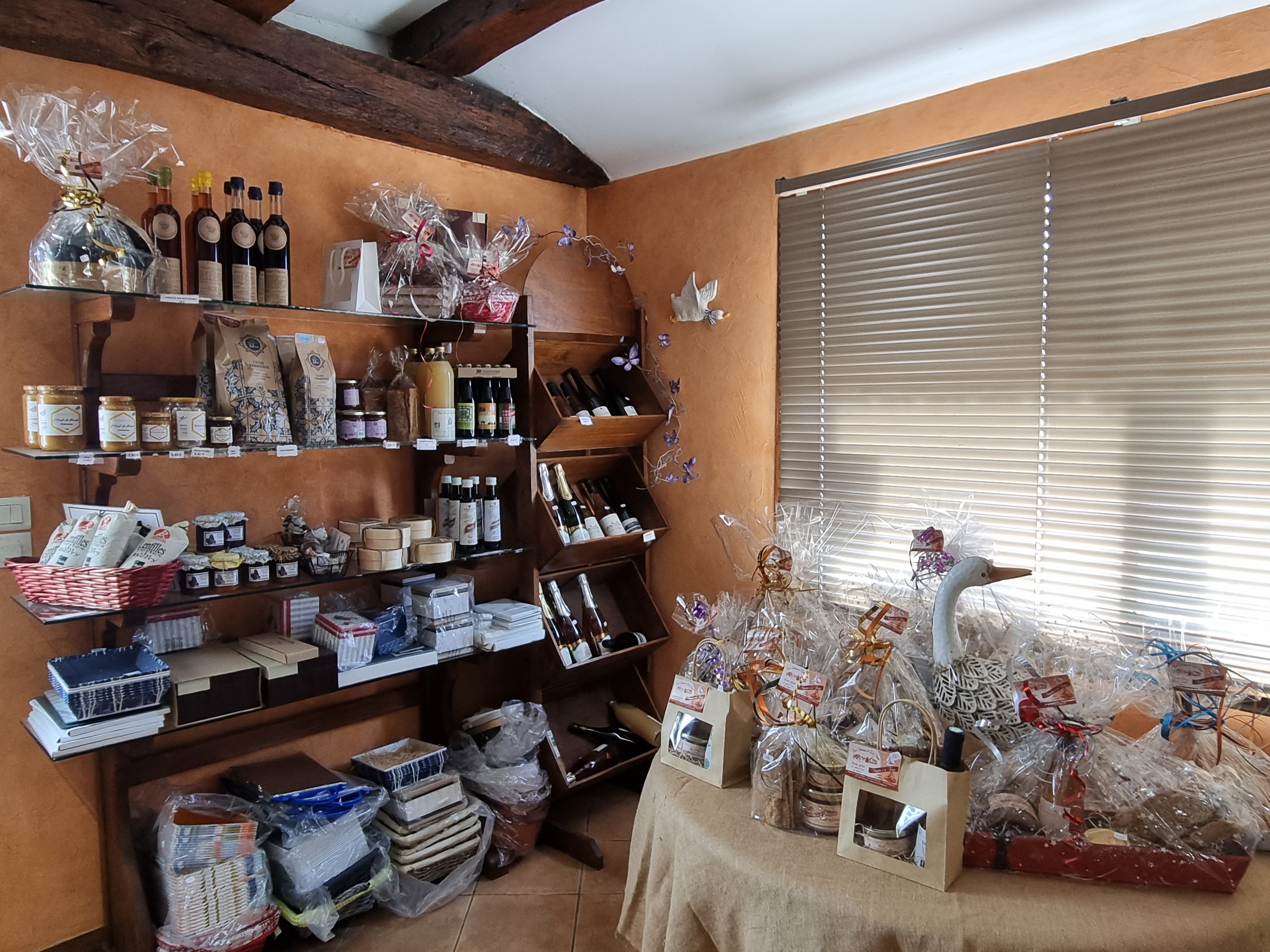 À vendre, fonds de commerce d'une activité de transformation de canard en pleine exploitation, secteur d'Arpheuilles (36700, Indre), aux portes de la Brenne. Clientèle fidèle et matériel de laboratoire en état de fonctionnement. Cession dans le cadre du départ en retraite des exploitants, avec accompagnement possible à la reprise.
●	Clientèle constituée (marchés, circuits courts…)
●	Matériel de laboratoire complet (liste détaillée remise sur demande)
●	Équipe en place : 4 équivalents temps plein + saisonniers en fin d'année (octobre à décembre)
Le laboratoire (bâtiment de 177 m² agréé, 3 chambres froides, boutique, salle de réception, système d'alarme) peut être acquis en complément du fonds selon la capacité de financement de l'acquéreur — ou loué au repreneur, une simulation de financement est disponible dans les deux cas.
Prix du fonds de commerce seul (clientèle + matériel) avec location du laboratoire : 120 000 €
Prix avec acquisition du laboratoire (murs) : 130 000 €
Honoraires d'agence à la charge de l'acquéreur : 3 % HT. Dossier économique complet et visite sur rendez-vous.