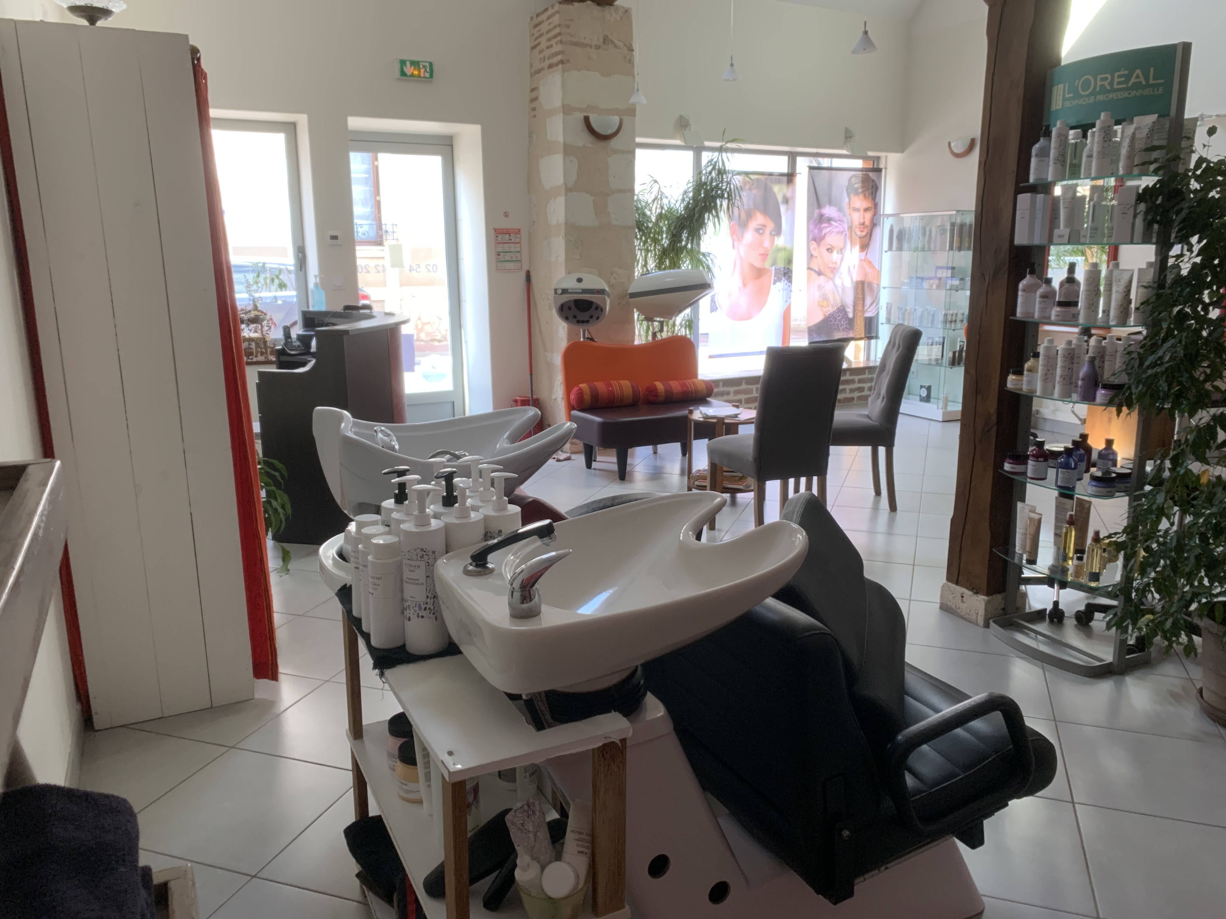 Salon de coiffure mixte, clientèle locale, féminine à 70% et masculine à 30%.
Local de 75m2 comprenant, l’espace de travail, 1 coin laboratoire et 1 WC au rez de chaussée ainsi qu’une mezzanine à l’étage servant de salle de repos et de lieu de stockage des produits. 
Loyer : 800€/mois.
4 postes de coiffage, 2 bacs à shampooing dont un électrique, 1 climazon, 1 machine à laver, 1 sèche-linge et 1 ordinateur portable. Pas de travaux à prévoir.
Accompagnement du cédant possible.