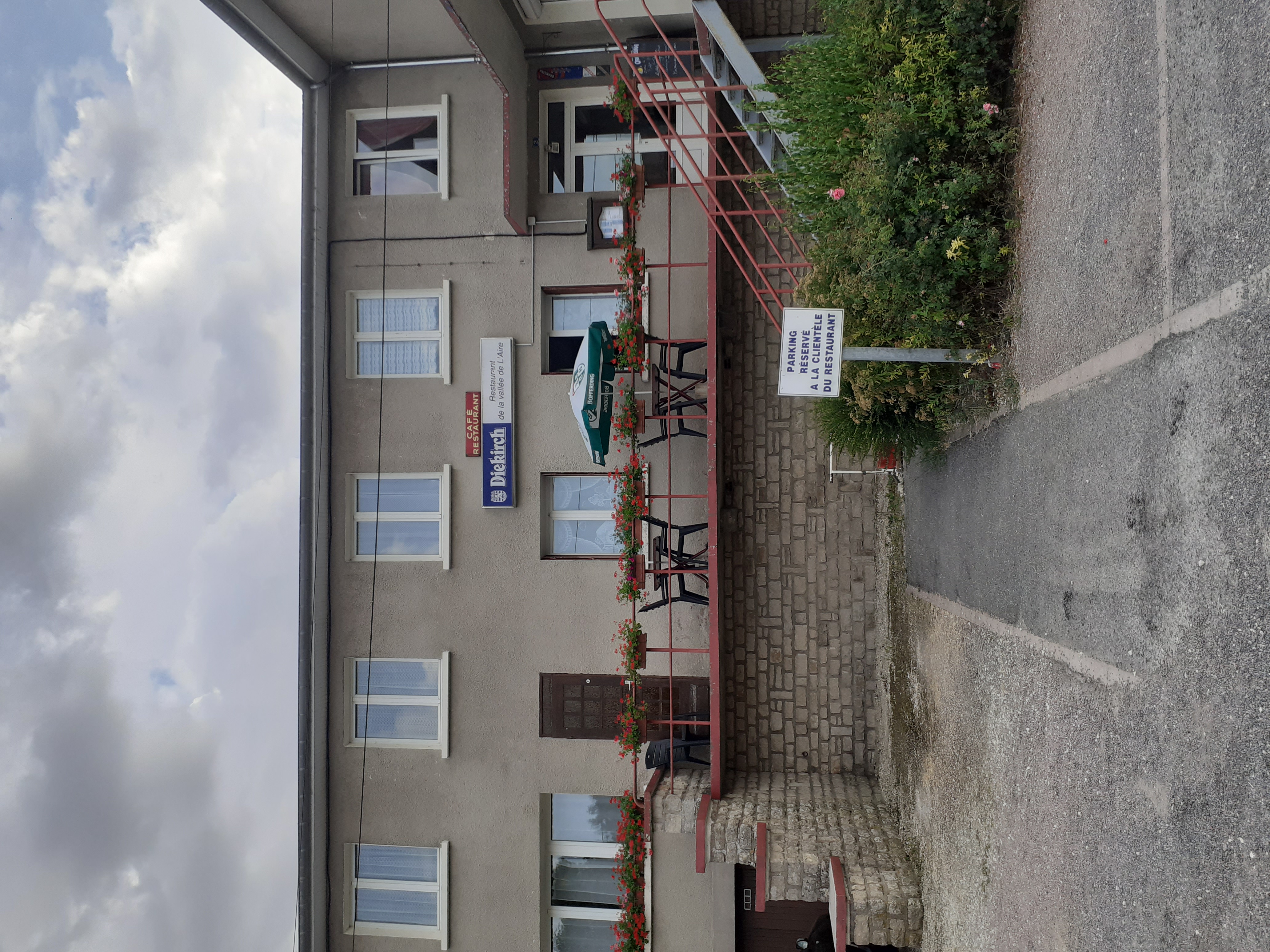 Tres bon emplacement situé sur la voie sacrée Bar le duc Verdun 
A 6km de la gare TGV