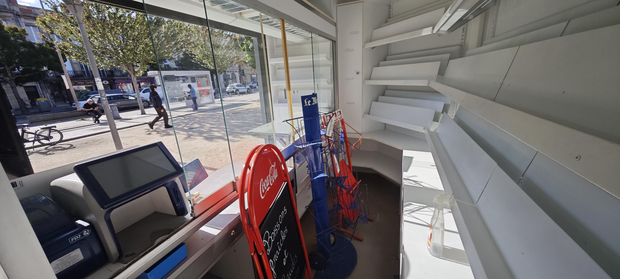 Il s’agit de gérer le kiosque du quartier des Chartrons, place Paul Doumer :
Ce kiosque est kiosque ouvert à l’année, idéalement positionné, au bout de la station de tram.

Je vous explique ci-après, le fonctionnement pour devenir kiosquier. Bien entendu, nous échangerons ensemble, soit en visio, soit en présentiel (sachant que je suis basé sur Toulouse).

Pour devenir gérant de kiosque, il vous faudra avoir un agrément de diffuseur de presse en effectuant une formation payante (une partie ou la totalité pourrait être pris en charge suivant votre situation actuelle - CPF) en présentielle 2 jours (au dépôt de presse régional) ou en distanciel.

Vous disposerez de ce kiosque sans droit d’entrée, sans avoir à investir dans un pas de porte ou fonds de commerce, avec de faibles charges ; néanmoins, il vous faudra avoir un fond de roulement/trésorerie (6000€ au minimum) ; le dépôt de presse (l’entreprise qui vous livre la presse basée à Cestas) vous expliquera plus en détails le fonctionnement.

Vous serez travailleur indépendant donc non salarié ; il vous faudra créer une société et donc avoir un numéro de Siret (SAS, SASU, SARL, EURL, EI… autoentrepreneur possible)
Vous aurez la gestion du kiosque jusqu'en 2036, mais votre contrat sera revu et renouveler tous les 2 ans.

Il y aura 3 dossiers administratifs à préparer, un pour la partie “presse”, un pour “la Française des Jeux/FDJ” et un pour le PMU ; pour avoir les validations de ces 3 entités, prévoyez 3 mois avant une ouverture.

Les activités (votre salaire proviendra des commissions de ces activités) :

Presse nationale (23%) et régionale (14%)
Les jeux de la Française des jeux (FDJ) : jeux de grattage, tirage, paris sportif (5%)
Le PMU (pas de suivi de courses, juste une valideuse) : 2%
Le relais colis avec Pickup (suivant le nombre de colis)
Relais La Poste
Les souvenirs, les cartes postales et cartes évènementielles
Les boissons, les glaces emballées, les confiseries, les spécialités locales. 
Si vous avez d’autres idées d’activités, n’hésitez pas à m’en faire part (services à la personne, clés minute, conciergerie, transfert d’argent, service carte grise…), mais de toute façon, elles seront soumises à la validation de la ville.

Les charges (hors impôts et Urssaf) :

Loyer mensuel 200€ HT (240€ TTC) - Caution pour le kiosque : 720€ ; caution restituée à la fin sauf anomalies constatées.
Electricité, routeur 4G ou box internet
Caisse informatisée spéciale presse (Strator, Bimedia, JDC…) : entre 80 et 120€/mois
Assurance

Les horaires :

Vous vous adapterez au besoin de votre clientèle mais en général, les autres kiosques de mon secteur ont pour habitude d’ouvrir :

7h30 – 13h et 16h – 18 ou 19h ou journée continue
Samedi et dimanche matin.
A votre convenance mais vous pourrez étudier un jour de fermeture dans la semaine (lundi par exemple).
