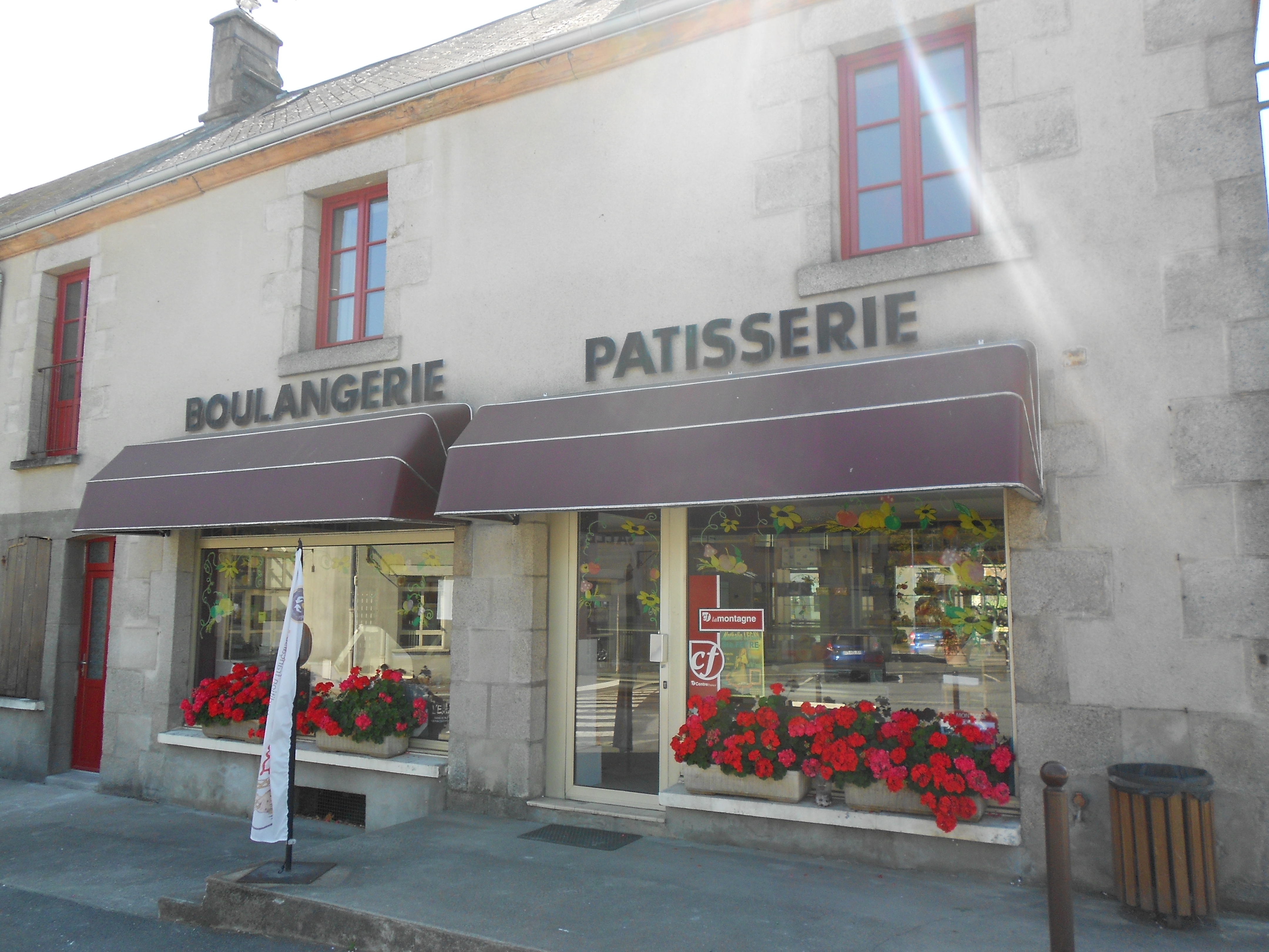 En creuse à Sainte feyre = nature protégée ...
cause retraite ,boulangerie patisserie chocolaterie sur route très passagère 
( direction Clermont Ferrand ) dans bourg ( 2700 habitants ),avec commerces : 
écoles,mairie,poste,docteur,dentiste ,kiné, ide,pharmacie,boucherie,coiffeur,tabac/
presse ,fleuriste,restaurants... grand parking . ligne bus sncf (Paris/Toulouse ) .
sans tounée , sans concurrence .
fond de commerce 240000 euros .Boutique rénovée 33m2 . four Pavailler au fioul,
Tout matériel nécéssaire pour la fabrication,tout boutique.surface 110 m2 .

Possibilité d'acquisition des murs à 140000 euros ( estimation notaire ) .
Travaux de rénovation effectués ( fenêtres ,isolation ) .
A l'étage , une pièce réserve ,une pièce chocolaterie , une grande pièce , un 
bureau .