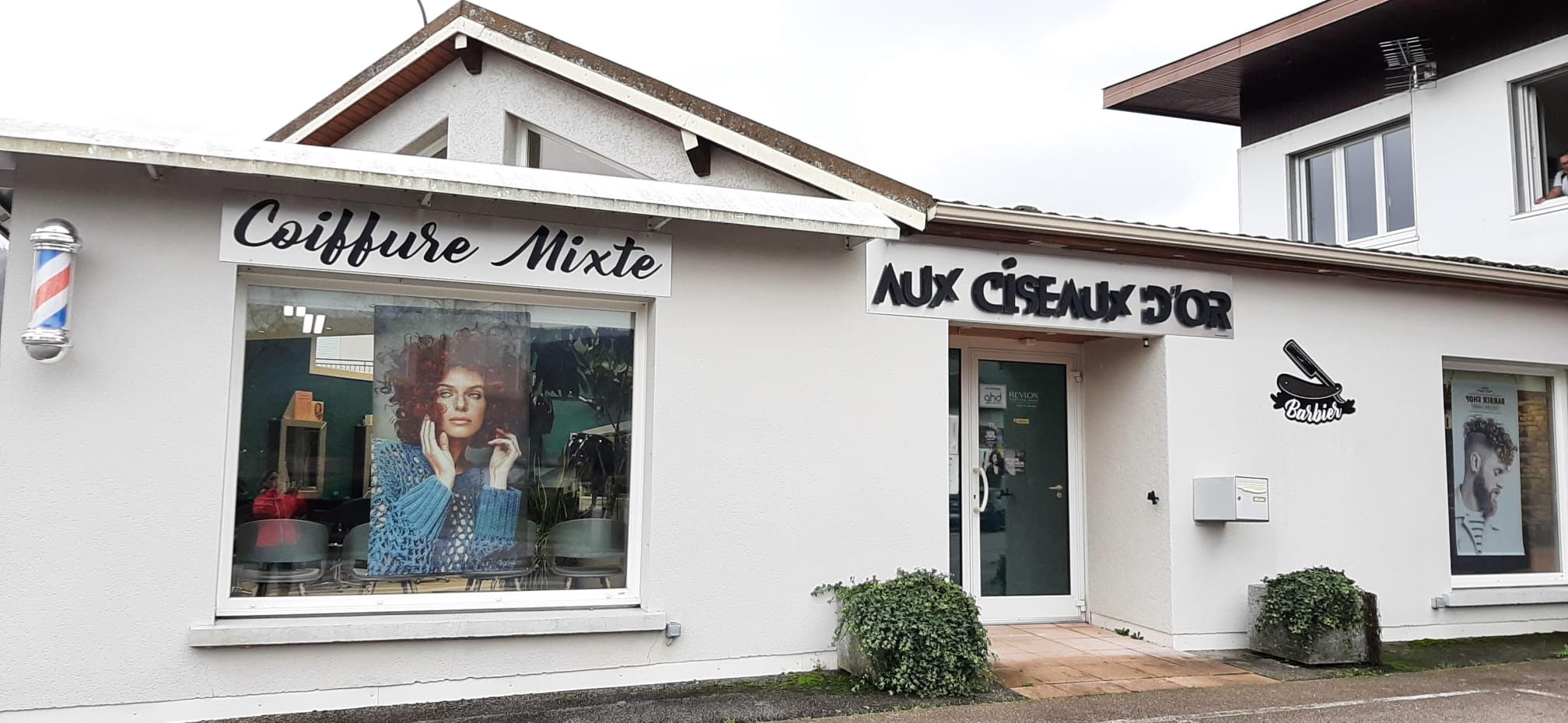 Salon convivial implanté à Vagney depuis 1991, bénéficiant d’une clientèle fidèle, stable et d’une belle notoriété locale. 
Situé au cœur de la commune, il profite d’un emplacement privilégié à proximité immédiate de nombreux commerces, bénéficiant d’un parking gratuit avec place PMR.

Le salon dispose de 120 m2 aux normes ERP, lumineux et fonctionnel, comprenant : 
    • 5 postes de coiffage femme
    • 3 postes homme 
    • 4 bacs à shampoing 
    • Espace enfant avec 2 sièges 
    • Espace barbier récemment créé 
    • Espace repos pour le personnel (cuisine fonctionnelle) 

L’équipe est composée de 3 coiffeuses et d’un agent d’entretien.

Prix de vente : 70 000€
Possibilité  d’acquérir les murs ou de poursuivre avec un loyer de 1 300€ HT/mois 
Chiffre d’affaires et résultats stables depuis 4 ans.

Accompagnement du repreneur possible, selon modalités à définir.

Une belle opportunité pour un professionnel souhaitant reprendre une activité existante et poursuivre son développement.