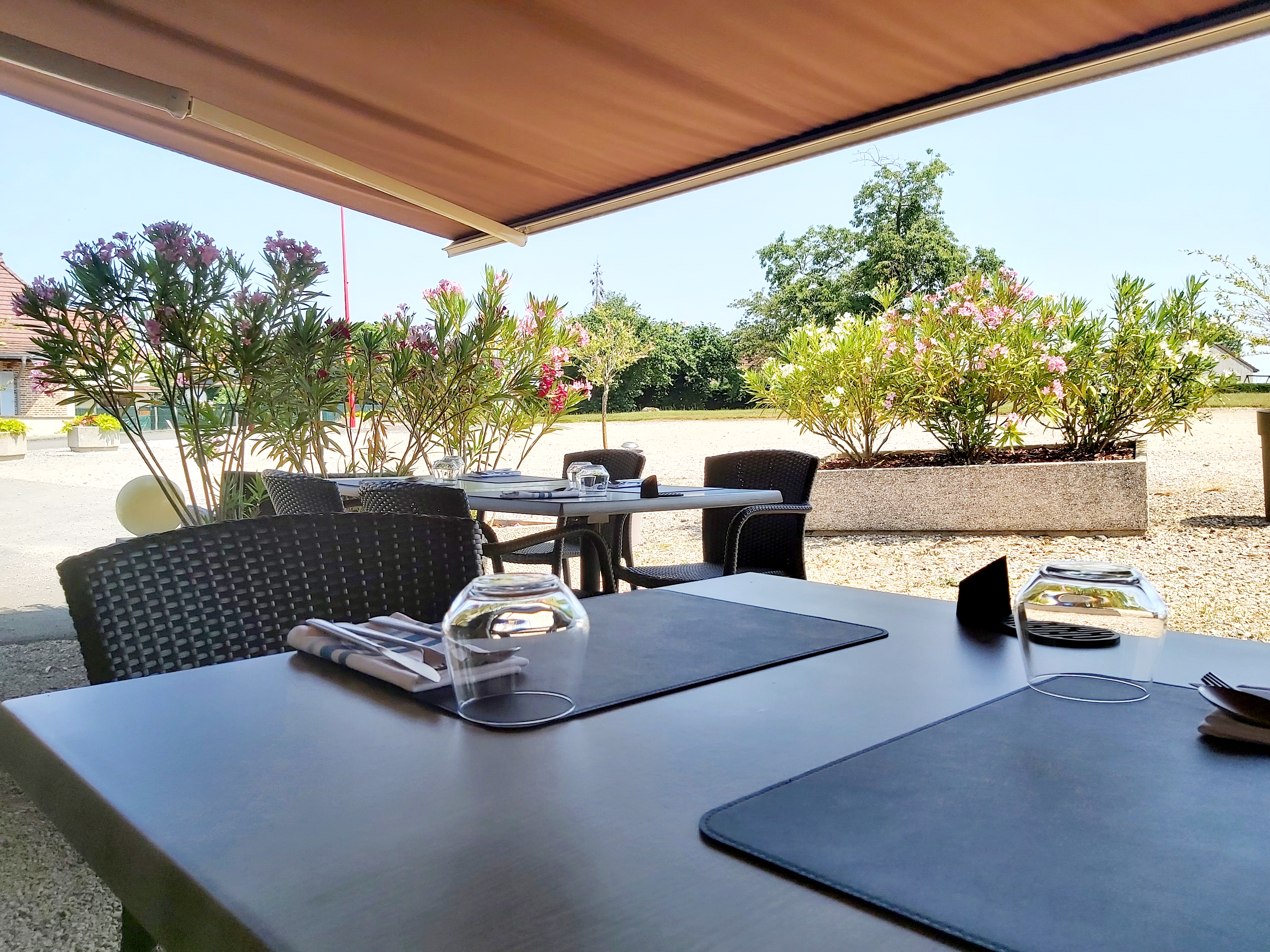 Vend fond de commerce bar restaurant Licence 4 dans le bourg du village de La Chaux, proche de lieux touristiques de Bourgogne Franche Comté. 
Le village est situé à 20 min de Louhans, 35 min de Chalon sur Saône et Lons le Saunier, 45 min de Beaune. 
Restaurant 36 couverts et terrasse de 30 places.
Le restaurant est ouvert le midi du jeudi au dimanche et le vendredi et samedi soir.
Les capacités de l’établissement et le potentiel local offrent une vrai marge de progression avec une demande de prestation traiteur (gites, mariages et associations).
Cadre agréable, intérieur et extérieur du bâtiment très bien entretenu, matériel en parfait état.
Location des murs,
Bail 3/6/9
Loyer : 1000 € par mois avec logement de 3 chambres compris Hors charges.
Petit patio privé.