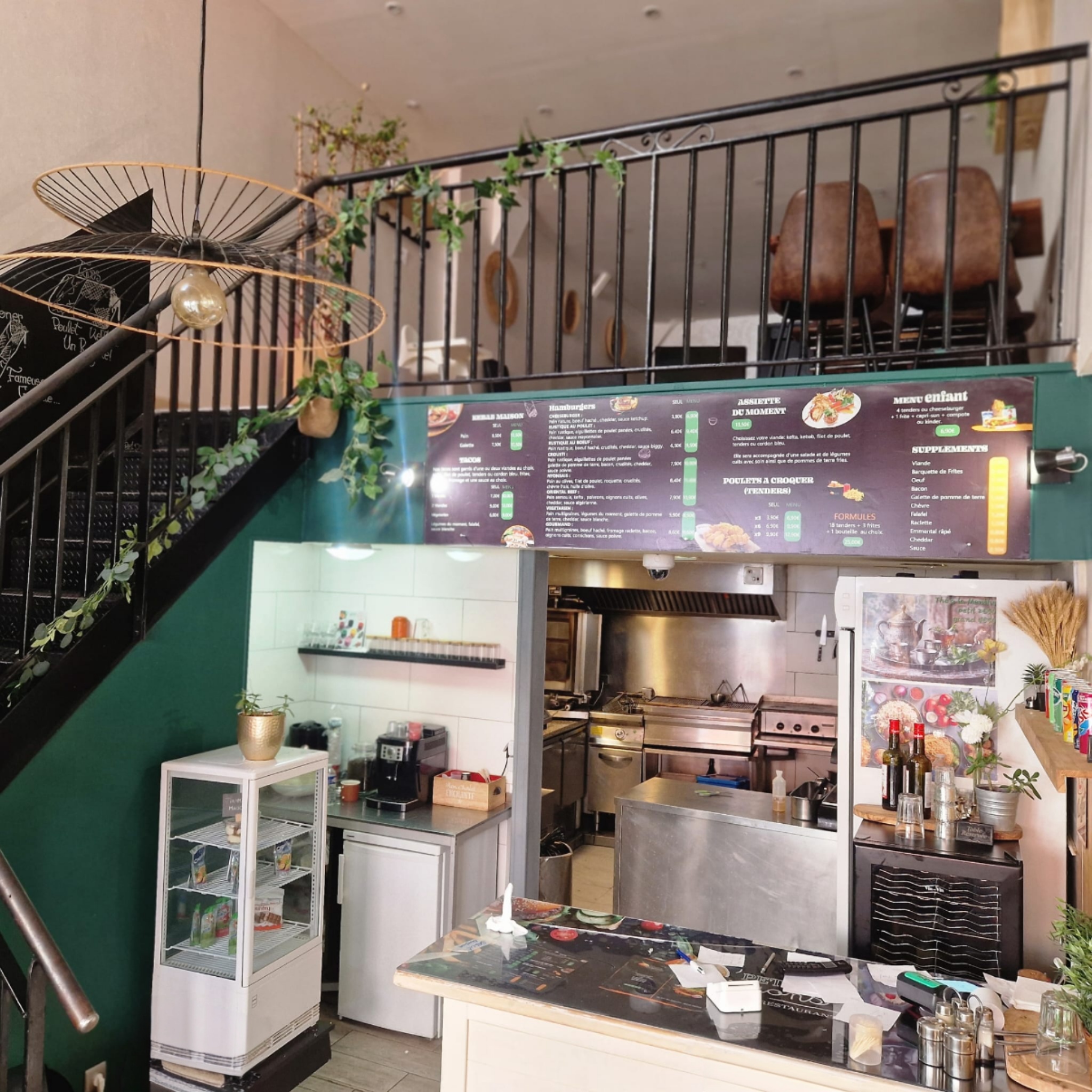 Belle opportunité pour un professionnel ou un couple souhaitant reprendre une affaire en activité.

Établissement exploité depuis 2017, bénéficiant d'une clientèle fidèle et d'une excellente réputation. Le snack est prêt à être repris immédiatement, sans investissement majeur.

Les points forts :

- Local d'environ 100 m².
- 35 places assises en salle.
- Terrasse permettant d'accueillir une clientèle supplémentaire.
- Cuisine entièrement équipée et fonctionnelle.
- Présence sur les plateformes de livraison.
- Fort potentiel de développement.

Le commerce conviendra aussi bien à un professionnel de la restauration qu'à un repreneur souhaitant se lancer avec une affaire clé en main.

Les informations complémentaires (chiffre d'affaires, loyer, bilan...) seront communiquées aux personnes sérieusement intéressées.

N'hésitez pas à me contacter pour plus d'informations ou pour organiser une visite.
