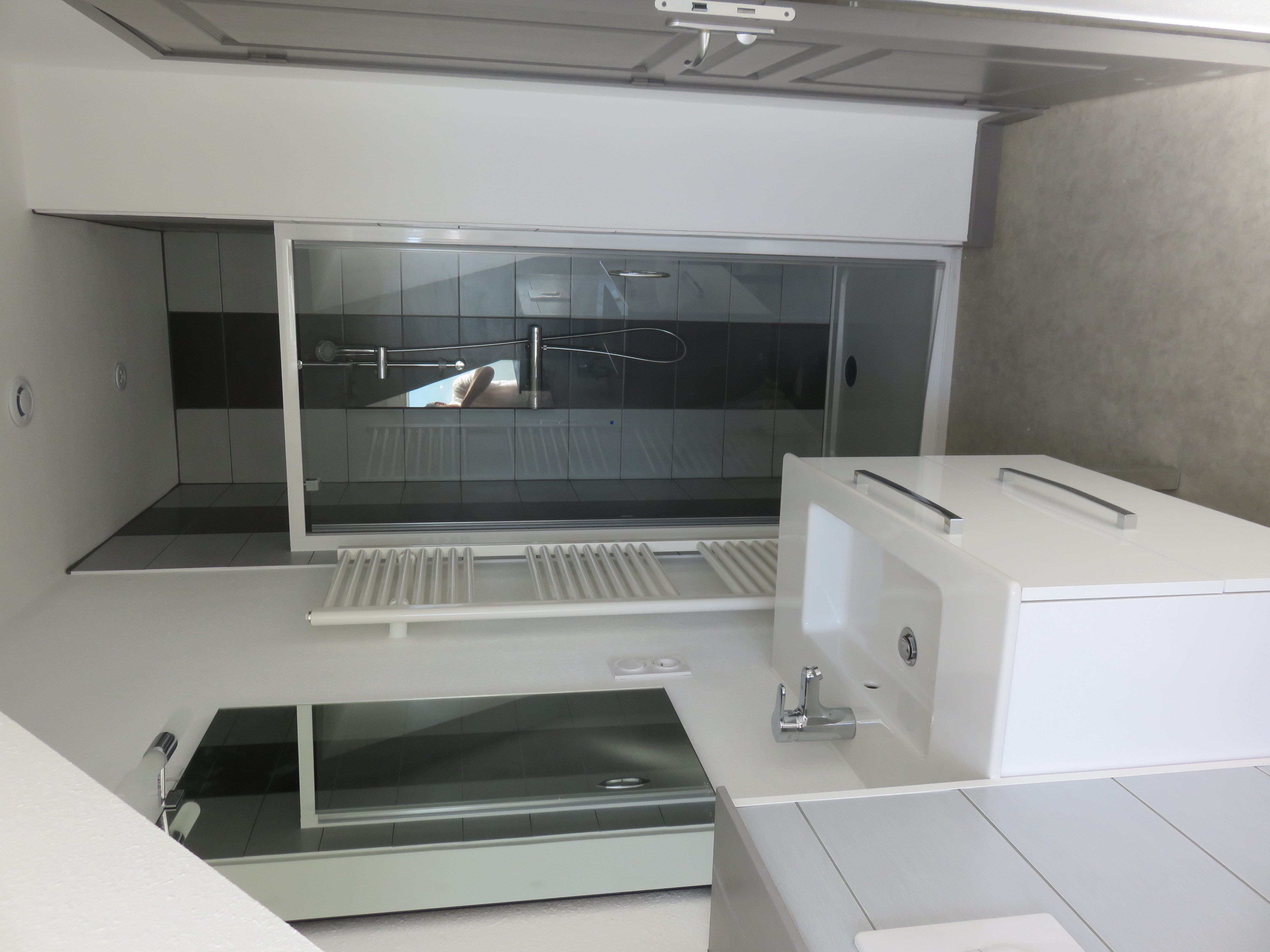 Bar, restaurant au cœur du Cézallier, situé dans la commune d’Anzat le Luguet (1125 m).

Le bâtiment abritant le bar restaurant a été entièrement rénové en 2016-2017. Le logement est non meublé. Le chauffage central est raccordé au réseau de chaleur municipal à bois déchiqueté. Le bâtiment comprend :

-	Au rez-de-chaussée : bar, restaurant et cuisine équipés partiellement de matériel professionnel. (88 m²). La salle peut accueillir environ 40 couverts, 1 terrasse, 1 parking. 
-	Au 1er étage : logement des gérants composé d’un studio avec coin cuisine et salle à manger-salon.
-	Aux 1er et 2ème étage : 5 chambres avec sanitaires, pour la location en chambres d’hôtes.

La Licence IV est fournie.

Loyer de 500€ TTC.

A 50 m, salle polyvalente pour repas de 120 personnes. 

Nombreux passages pour la restauration, et la commune abrite beaucoup de chemins de randonnée (voir site internet de la commune) et un local appelé « maison du Signal » point de départ pour des activités nordiques et autres (1300 à 1550 m d’altitude). 
Aire de camping-car, borne de recharge véhicule électrique. Station-service 24/24 h
La commune d’Anzat le Luguet, à 35 mn de l’A75, est située au cœur des montagnes du Cézallier au sein du Parc Naturel Régional des Volcans d’Auvergne, proche du Parc Animalier d’Auvergne situé à Ardes sur Couze.
En plus de la nature et des sites particuliers qui attirent les touristes, la commune et les associations organisent des animations toute l’année pour tout public (marché de pays, nuit des étoiles, nuit des églises, concerts, etc....).