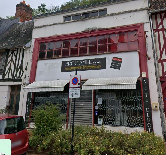 En partenariat avec la Mairie de Montfort-sur-Risle
A vendre:
En plein cœur de ville, belle exposition ensoleillée
Local commercial 408 m², sur trois niveaux, grands volumes modulables à aménager selon les besoins : commerce, showroom, ateliers, bureaux, projets mixtes….
Idéal pour artisan, commerce, profession libérale ou investisseur
Travaux à prévoir pour l'aménagement, mais beaucoup de possibilités et une partie opérationnelle de suite !
Surface habitable : 400m2
Année de construction : 1948
Deux parcelles cadastrales attenantes, d’environ 945m2 ;
Environ 520m2 construits plus une cour intérieure privative
Environ 425m2 de terrain boisé.
Rez-de-chaussée : un espace principal d’environ 137m2 dont 40m2 en prolongement ouvert, attenant donnant sur la rue principale avec deux très grandes vitrines.
Étage 1 : un plateau d’environ 87m2
Étage 2 : un plateau d’environ 70m2
Complété par un autre bâtiment attenant comprenant 2 volumes de 77m2 et 33m2 environ, possibilité de faire un atelier, stockage...
Deux accès, par l’entrée sur la rue , et l’autre par la cour fermée par un porche, accès direct direct vers le bâtiment à l’arrière et l’atelier.
Coordonnées GPS 49.29495,0.66424