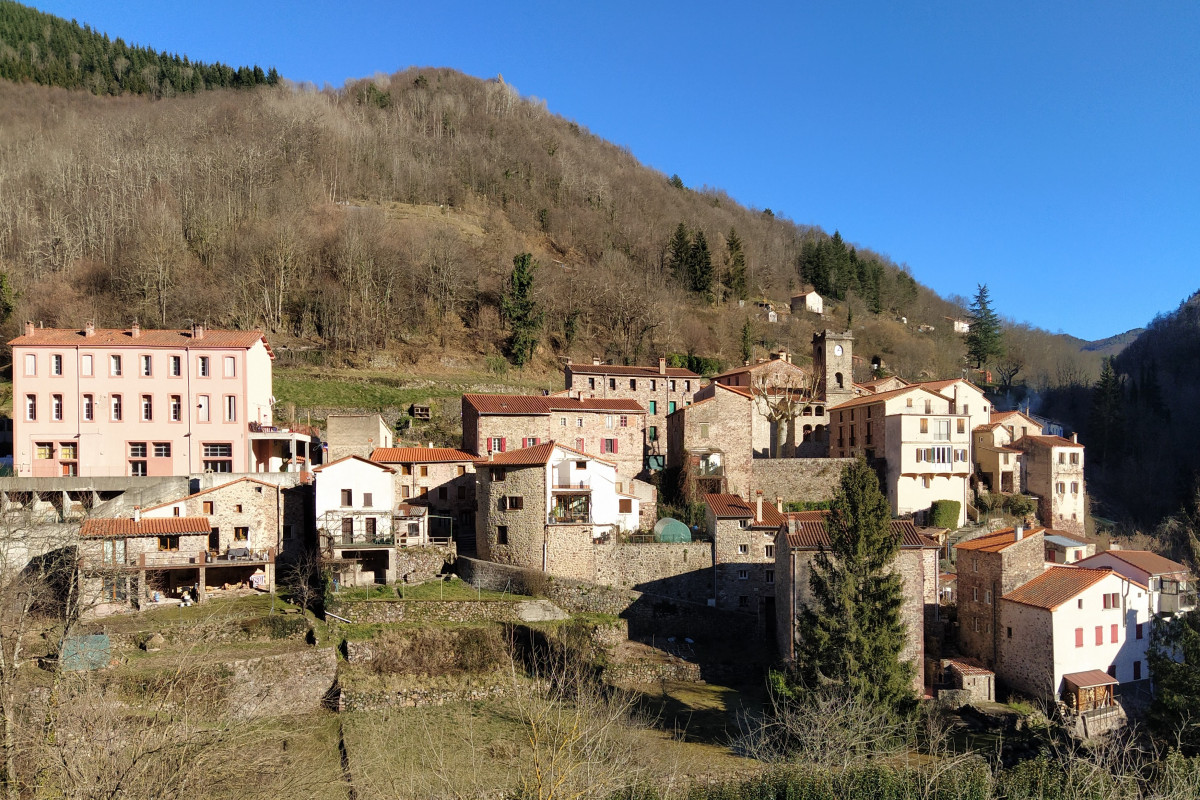 Bar-Restaurant d'une superficie de 110m2.
Nous recherchons un couple de gérants avec expérience en restauration dans le cadre d'une délégation de service public.
Nous nous situons dans le village le plus au sud de France Continentale.
Spot de randonneurs et de vététistes, et autres visiteurs aimant la moyenne montagne . Ce restaurant conviendra aussi à un jeune couple ayant envie de s'investir pour une première expérience.