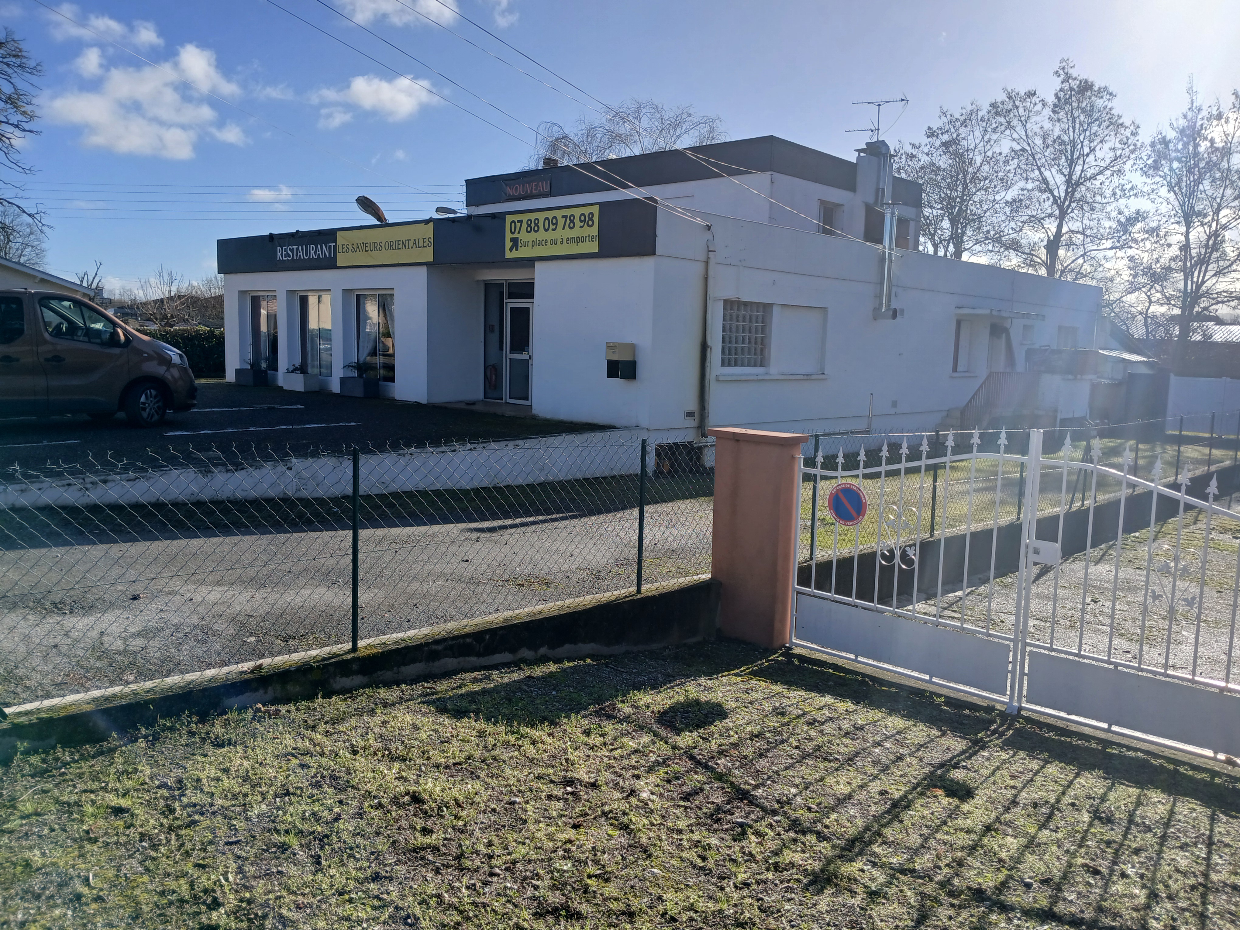 Loue murs commerciaux d'un restaurant de 400 m2 sur un terrain clos de 2600 m2. Nombreuses dépendances, avec un appartement de fonction à l'étage de 85 m2. Grand parking privé et très jolie terrasse ombragée. 
Excellent emplacement dans le centre très prisé d'un agréable village aux portes de Pamiers.
Outre la restauration, nombreuses possibilités commerciales dans un très joli environnement. 
Toutes les propositions seront étudiées.