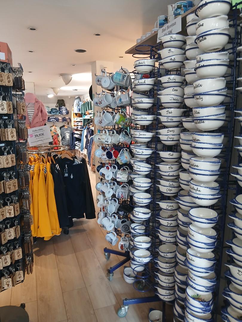 Implanté depuis près de 15 ans, ce commerce bénéficie d'une excellente visibilité grâce à son emplacement stratégique sur un axe de passage majeur du centre-ville. Le magasin profite d'un environnement commercial très dynamique, à proximité immédiate de nombreux commerces, services, et de la mairie.

L'activité est spécialisée dans la vente de produits régionaux bretons : biscuiterie, épicerie fine, souvenirs, décoration et textiles bretons notamment. L'enseigne s'appuie sur une clientèle fidèle locale tout en bénéficiant d'une forte attractivité touristique. Plus d'un tiers du chiffre d'affaires est réalisé durant la saison estivale, principalement sur les mois de juillet et août, grâce à des produits d’appels attractifs : caramels bretons, bols bretons traditionnels ou encore des boîtes de biscuits locaux personnalisées.

Le local, d’une surface totale d'environ 130 m² répartie sur deux niveaux, dispose d’un atout rare : deux accès indépendants sur deux rues différentes, dont l’une est un axe routier stratégique du centre-ville. Le local se répartit entre :

100 m² de surface commerciale en rez-de-chaussée, avec de belles vitrines ;
Et environ 30 m² de réserve et bureau.
Le commerce dispose également d'un site e-commerce opérationnel, permettant de développer les ventes à distance et de fidéliser la clientèle au-delà de la zone de chalandise locale.

L'activité est saine, rentable, et présente un fort potentiel de développement. L'absence de concurrence directe sur le secteur ainsi que l'attractivité croissante de la commune constituent de véritables leviers de croissance pour un repreneur souhaitant poursuivre ou diversifier l'exploitation.

Conditions :

Loyer mensuel attractif : 1 220 €.
Prix de cession du fonds de commerce : 75 000 €.
Stock valorisé à ce jour à environ 120 000 €, avec possibilité de reprise totale ou partielle selon le projet.
Le collaborateur actuellement présent au sein de l'entreprise (30h/semaine) a manifesté son souhait de quitter ses fonctions à l'occasion de la cession, offrant ainsi une grande souplesse d'organisation au futur exploitant.
Accompagnement du repreneur possible par la cédante afin de faciliter la transition et la prise en main de l'activité.

Dossier complet et informations complémentaires disponibles après un premier échange.