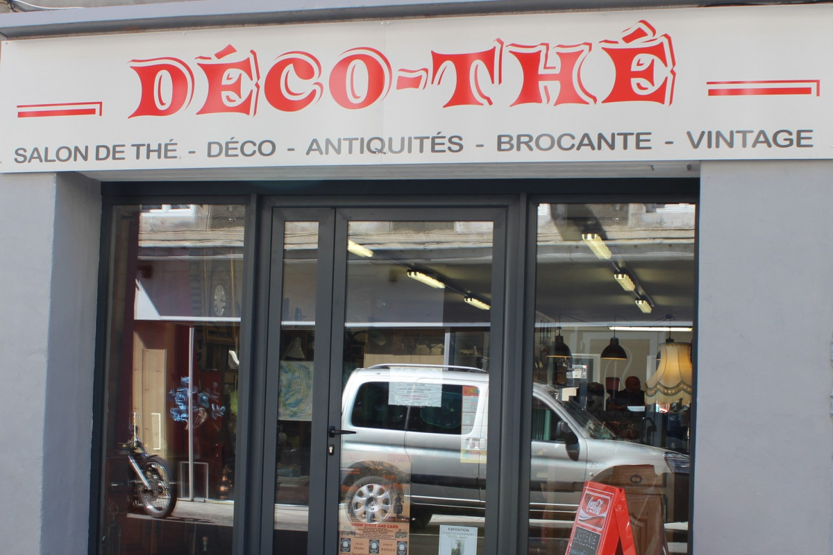 Au centre-ville d'un petit village de 3000 habitants au pied des montagnes à une demi-heure des premières pistes de ski 1h de Toulouse et Pau 1h45 de la mer.
Crêperie brocante actuellement ouverte pour le service du midi uniquement.
Clientèle locale et touristique à proximité station de ski randonnée pédestre cathédrale de St Bertrand de Comminges grotte de Gargas lac de Montréjeau et ses activités.
2 appartements entièrement à rénover se trouve au-dessus de la crêperie et une grande pièce de 80 mètres carrés à refaire également est attenante à la crêperie possibilité de rentabilité locative en louant les appartements après travaux ou de proposer de la location saisonnière très demandé dans la région.
Chiffre d'affaires à développer sur le soir et les weekends idéal pour un couple.
Gros potentiel