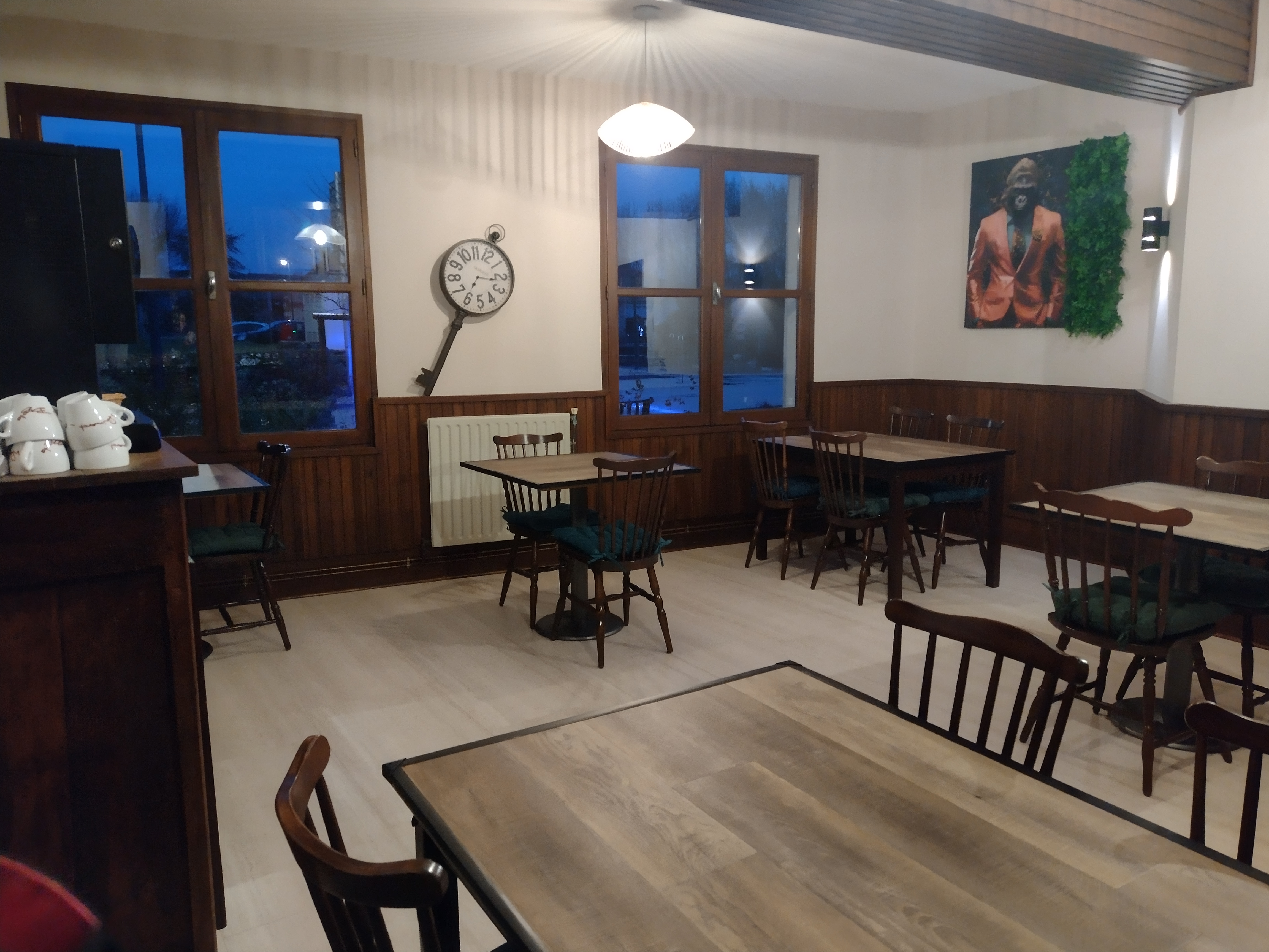 À vendre – Fonds de commerce Restaurant & Chambres d'hôtes
Auberge d'Ici et d'Ailleurs – Cressensac (Lot)

Saisissez l'opportunité de reprendre un établissement de caractère, bénéficiant d'une excellente notoriété (Anciennement RESTAURANT POQUET, exploité pendant ±40 ans) et idéalement situé au carrefour du Lot, de la Corrèze et de la Dordogne, à proximité immédiate de l'autoroute A20, de Brive-la-Gaillarde et de l'aéroport Brive Vallée de la Dordogne.

L'Auberge est exploitée dans un environnement agréable et touristique, qui séduit aussi bien une clientèle locale, professionnelle que de passage.

L'activité comprend :
- Un restaurant chaleureux proposant une cuisine maison élaborée à partir de produits frais et de saison.
- Une salle de restaurant de 30 à 50 personnes, conviviale permettant d'accueillir une clientèle variée tout au long de l'année.
- une salle bar, servant pour le petit déjeuner accueillant 14 personnes.
- une salle de réception ±40-50 personnes, actuellement non exploitée
- Une terrasse agréable, pour 20-30 personnes, très appréciée durant la belle saison.
- 5 chambres d'hôtes confortables, permettant de loger 14 personnes, générant un chiffre d'affaires complémentaire et fidélisant une clientèle touristique et professionnelle.
- Un jardin et des espaces extérieurs offrant un cadre reposant.
- Un parking à proximité avec borne de recharge pour véhicules électriques.

L'établissement bénéficie d'une clientèle locale, d'une excellente réputation (4.6 sur Google) et d'une présence bien établie sur les plateformes de réservation (8.8 sur Booking) et les réseaux sociaux. (Présence actuellement suspendue)

Un fort potentiel de développement

De nombreuses pistes permettent encore de développer l'activité :

- élargissement des horaires d'ouverture ; actuellement que les midis, fermé le mercredi
- développement de l'activité chambres d'hôtes ;
- accueil de groupes, autocaristes et séminaires ;
- organisation d'événements (soirées à thème, repas de famille, anniversaires, mariages, réceptions...) ;
- développement de prestations de traiteur ou de vente à emporter.

Grâce à son emplacement privilégié sur un axe très fréquenté reliant Paris au sud de la France et à la proximité de sites touristiques majeurs tels que Rocamadour, le Gouffre de Padirac, Collonges-la-Rouge, Martel ou Sarlat, cette affaire offre une activité régulière avec un fort pic de fréquentation en saison. Et bénéficie des festivaliers lors du festival Ecaussystème pour le logement durant tout le week-end, réservation 1 an à l'avance.

Cette auberge représente une opportunité idéale pour une reconversion, un couple de professionnels ou des restaurateurs souhaitant reprendre une affaire saine, immédiatement exploitable et offrant de belles perspectives d'évolution.

Dossier complet, chiffres et renseignements complémentaires disponibles sur demande.